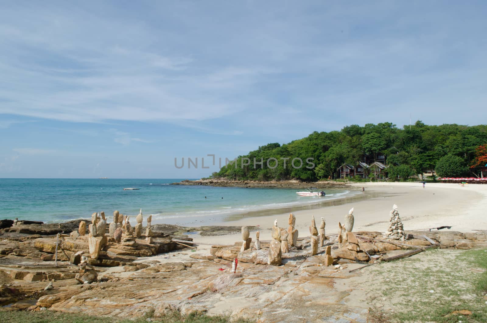 There are 14 white sand beaches on the island, which are surrounded by colourful coral reefs providing such aquatic sports as swimming,
snorkeling and scuba diving. The most popular beach areas are: Saikaew Beach, Ao Phai and Ao Vong Duan.