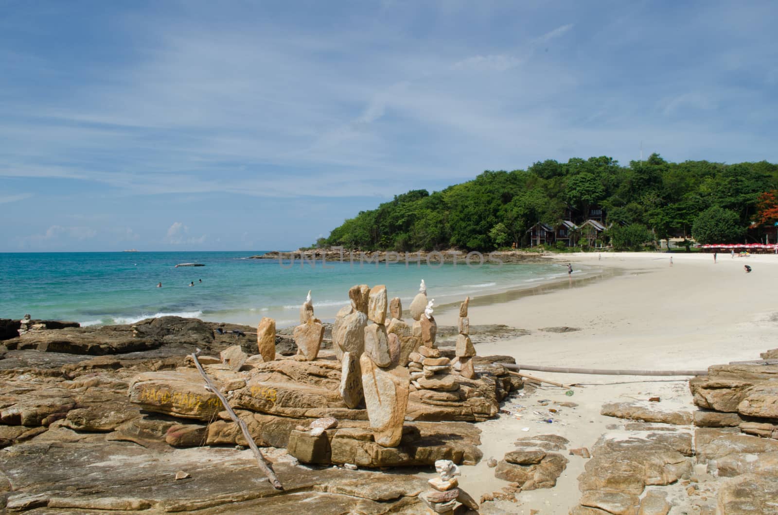 There are 14 white sand beaches on the island, which are surrounded by colourful coral reefs providing such aquatic sports as swimming,
snorkeling and scuba diving. The most popular beach areas are: Saikaew Beach, Ao Phai and Ao Vong Duan.