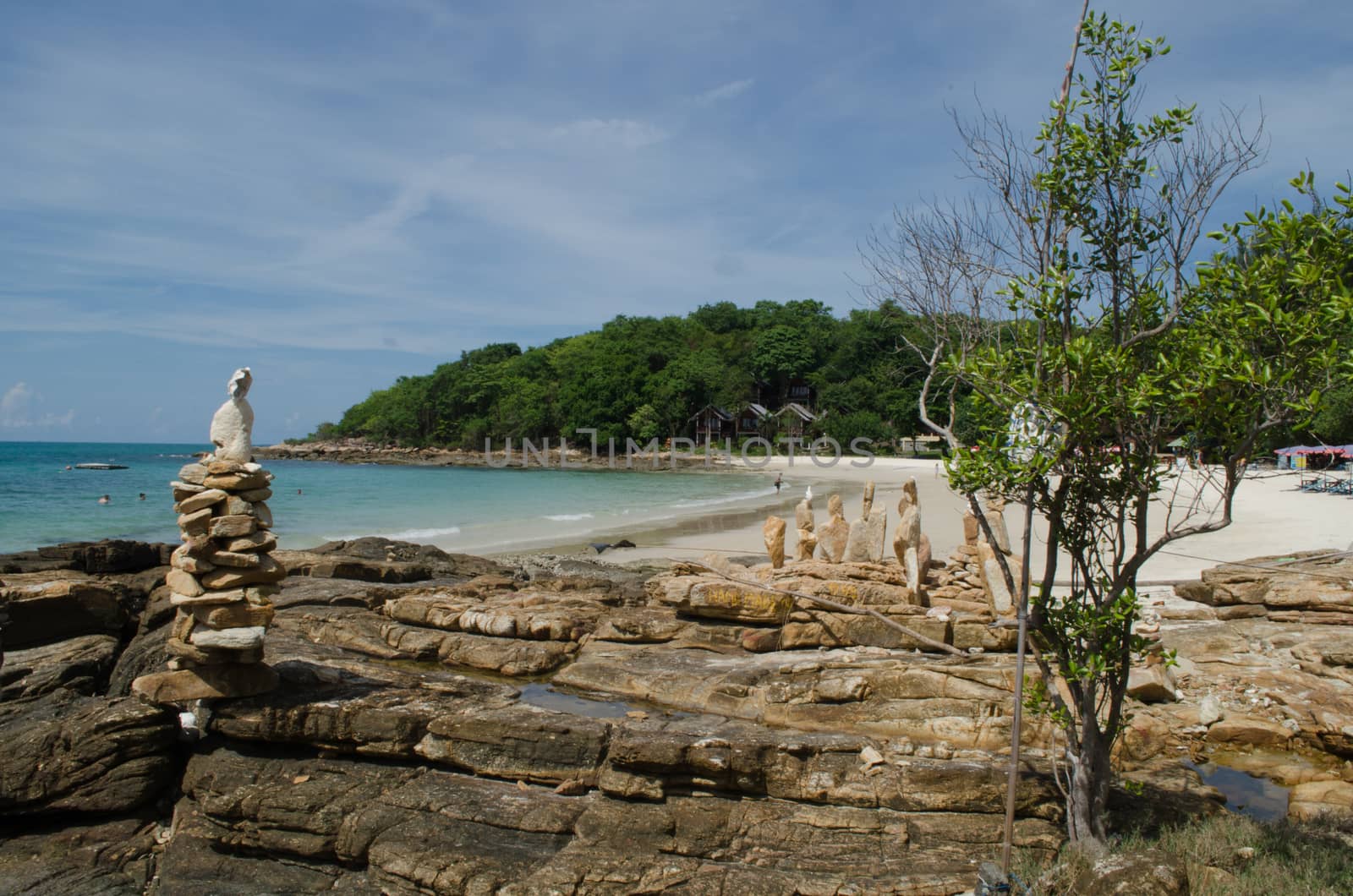 There are 14 white sand beaches on the island, which are surrounded by colourful coral reefs providing such aquatic sports as swimming,
snorkeling and scuba diving. The most popular beach areas are: Saikaew Beach, Ao Phai and Ao Vong Duan.