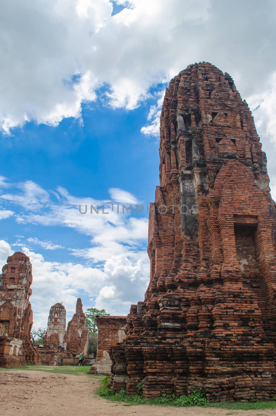 Wat Mahathat temple is located almost right in the center of Ayutthaya. The temple is believed to be built during the 14th century A.D.