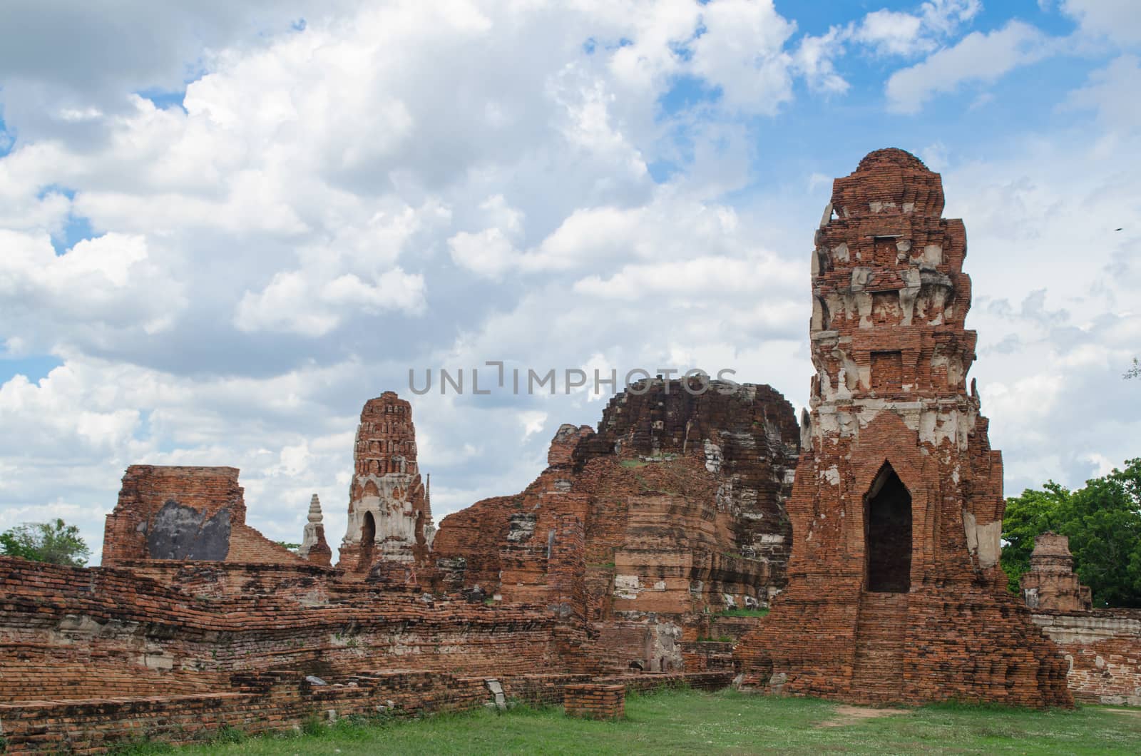 Wat Mahathat temple is located almost right in the center of Ayutthaya. The temple is believed to be built during the 14th century A.D.