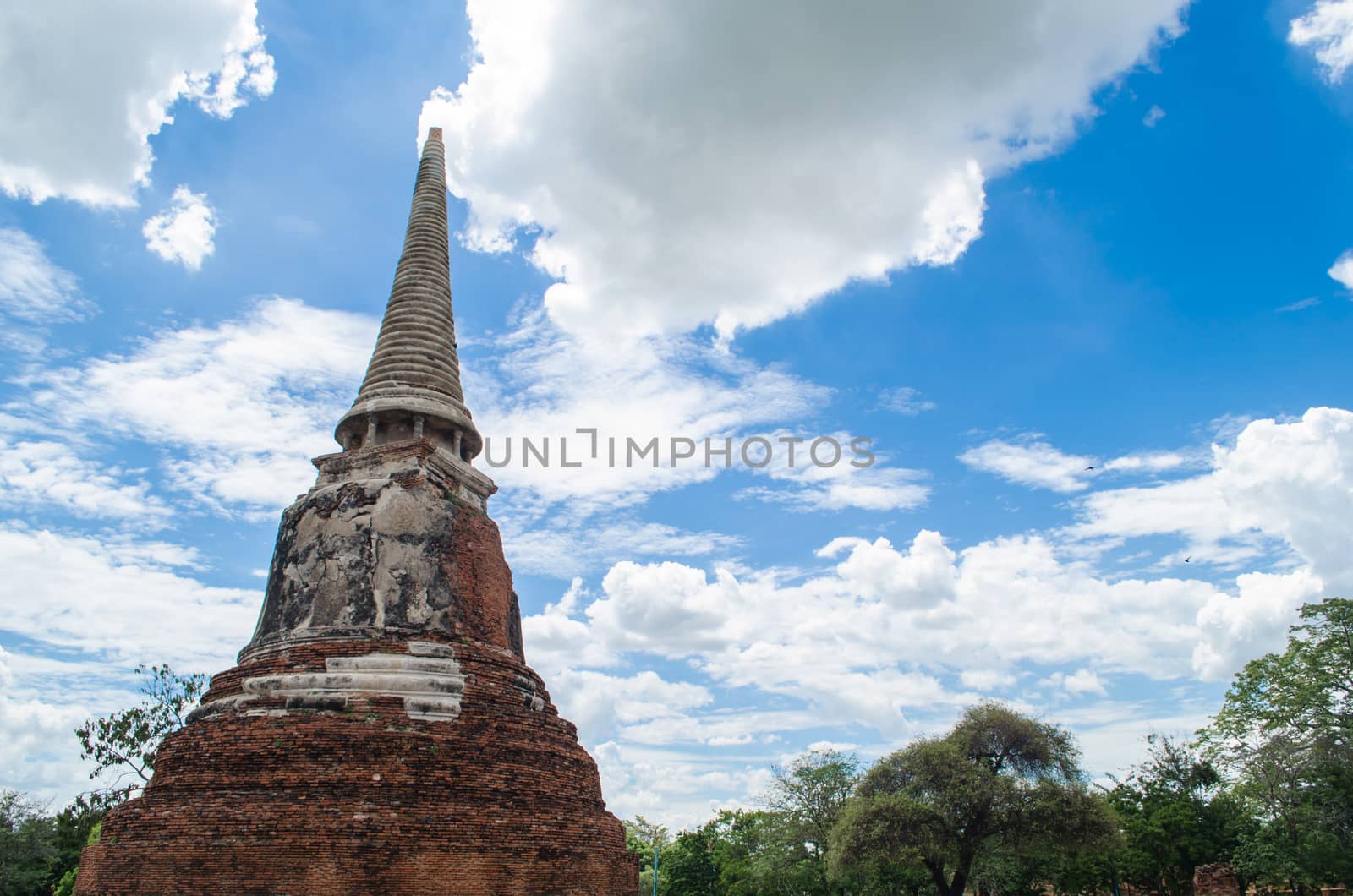 Wat Mahathat temple is located almost right in the center of Ayutthaya. The temple is believed to be built during the 14th century A.D.
