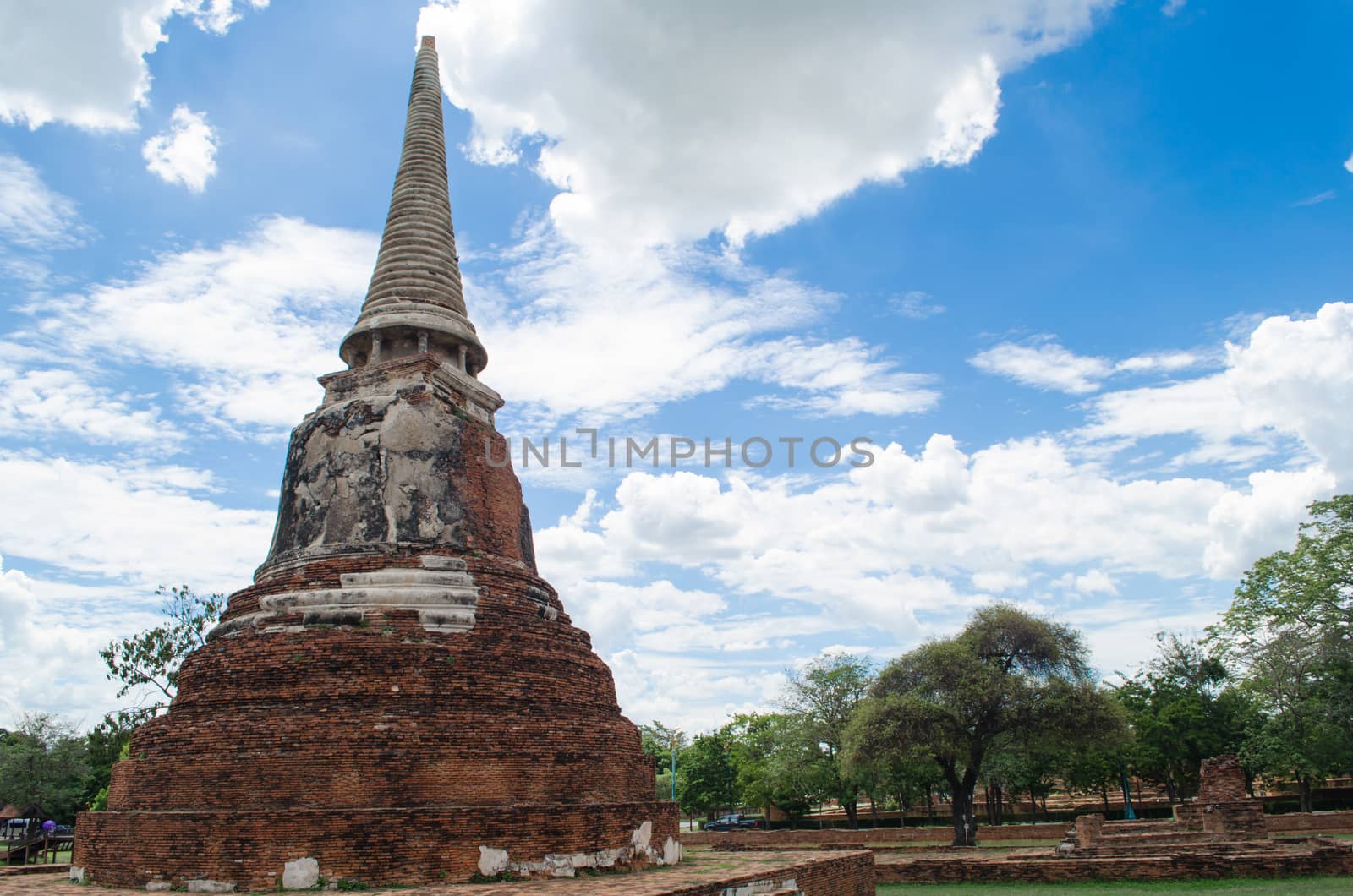 Wat Mahathat temple is located almost right in the center of Ayutthaya. The temple is believed to be built during the 14th century A.D.