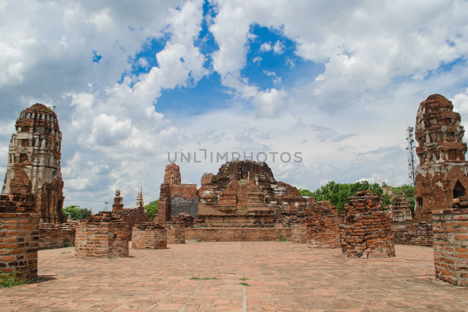 Wat Mahathat temple is located almost right in the center of Ayutthaya. The temple is believed to be built during the 14th century A.D.