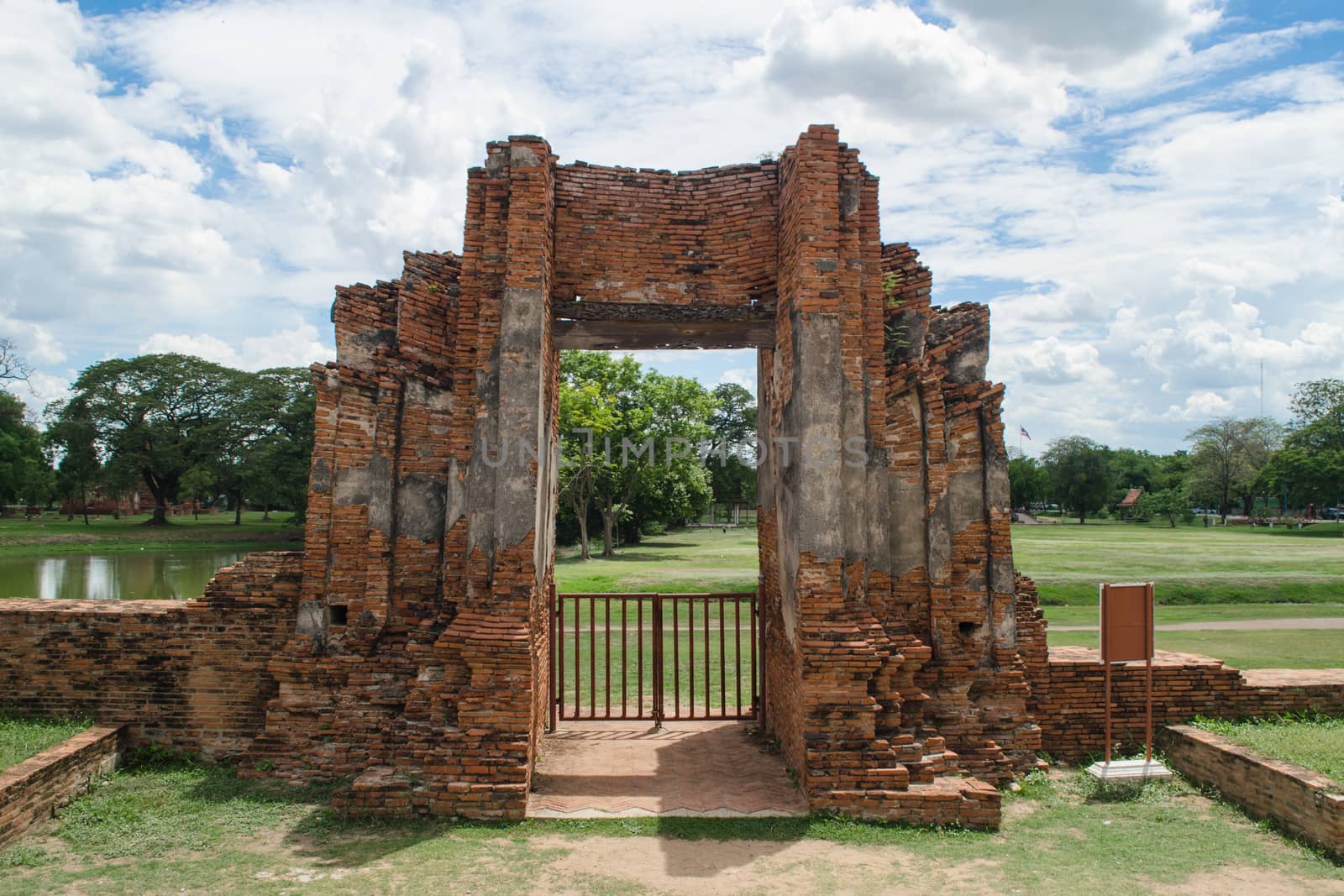 Wat Mahathat temple is located almost right in the center of Ayutthaya. The temple is believed to be built during the 14th century A.D.