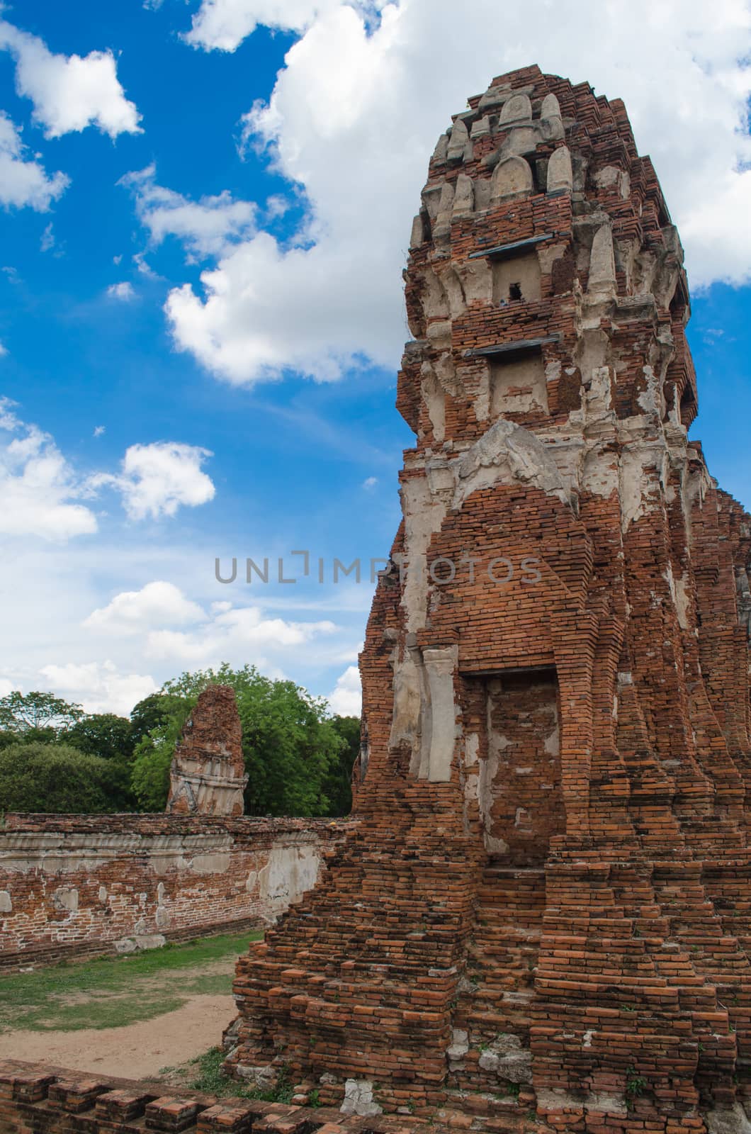Wat Mahathat temple is located almost right in the center of Ayutthaya. The temple is believed to be built during the 14th century A.D.