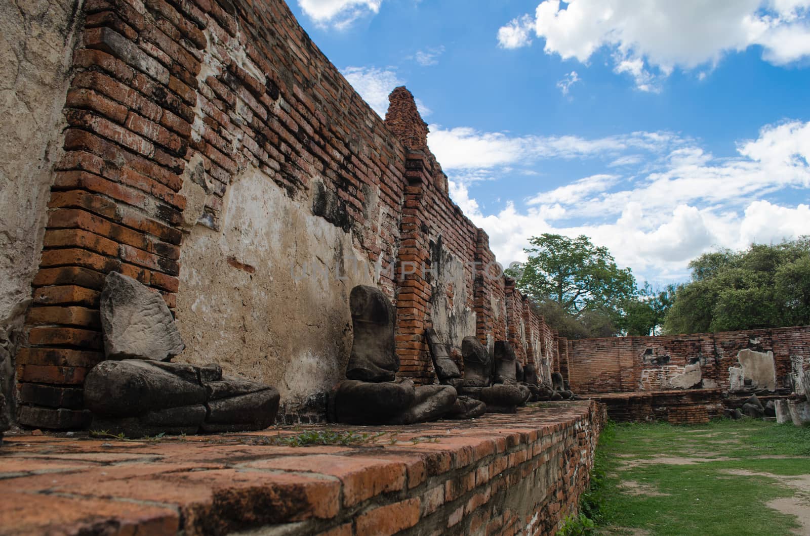 Wat Mahathat temple is located almost right in the center of Ayutthaya. The temple is believed to be built during the 14th century A.D.