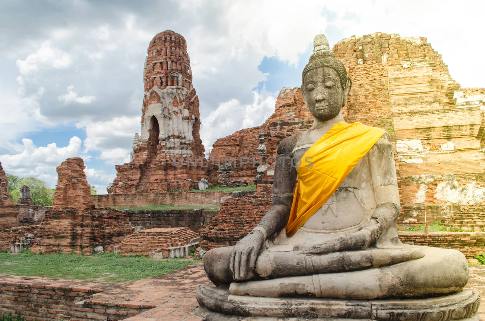 Wat Mahathat temple is located almost right in the center of Ayutthaya. The temple is believed to be built during the 14th century A.D.