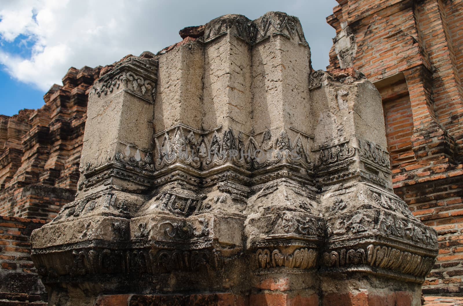 Wat Mahathat temple is located almost right in the center of Ayutthaya. The temple is believed to be built during the 14th century A.D.
