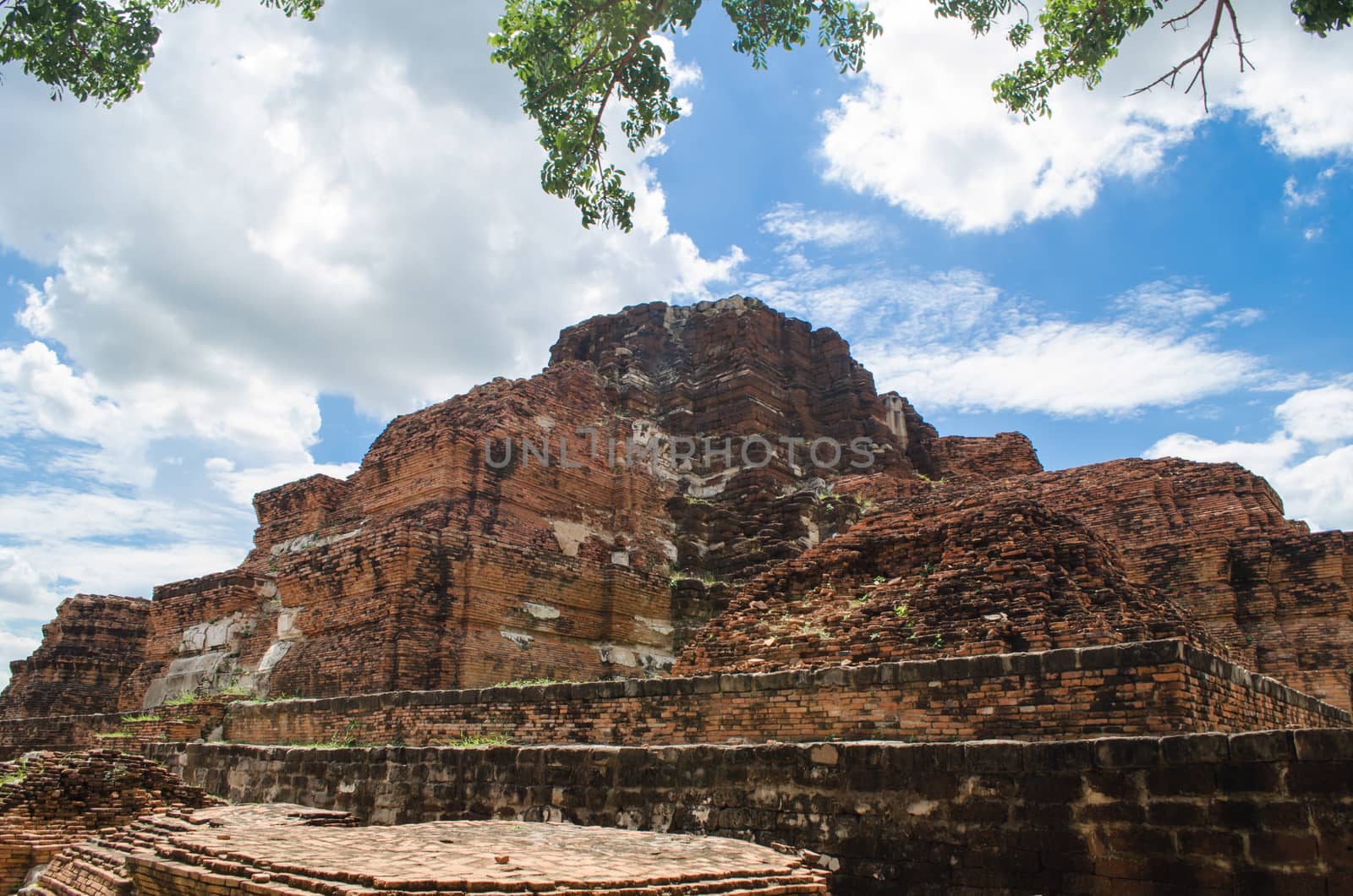 Wat Mahathat temple is located almost right in the center of Ayutthaya. The temple is believed to be built during the 14th century A.D.