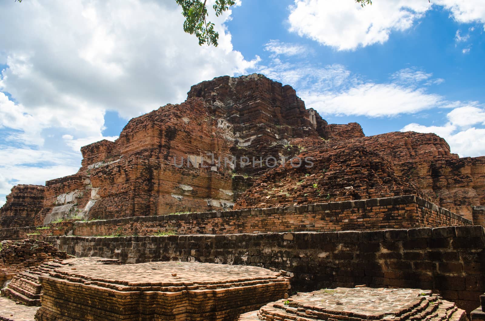 Wat Mahathat temple is located almost right in the center of Ayutthaya. The temple is believed to be built during the 14th century A.D.