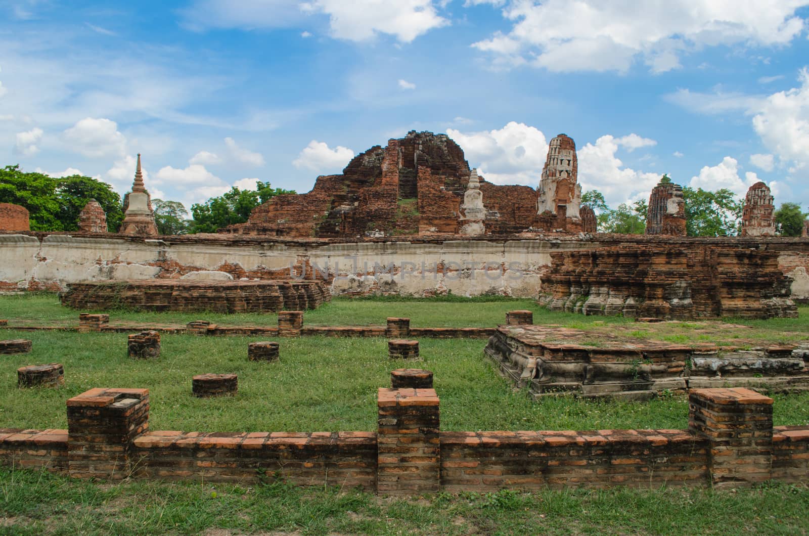 Wat Mahathat temple is located almost right in the center of Ayutthaya. The temple is believed to be built during the 14th century A.D.