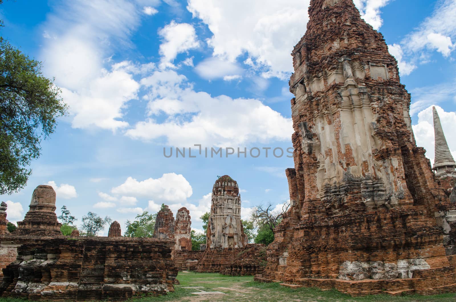 Wat Mahathat temple is located almost right in the center of Ayutthaya. The temple is believed to be built during the 14th century A.D.