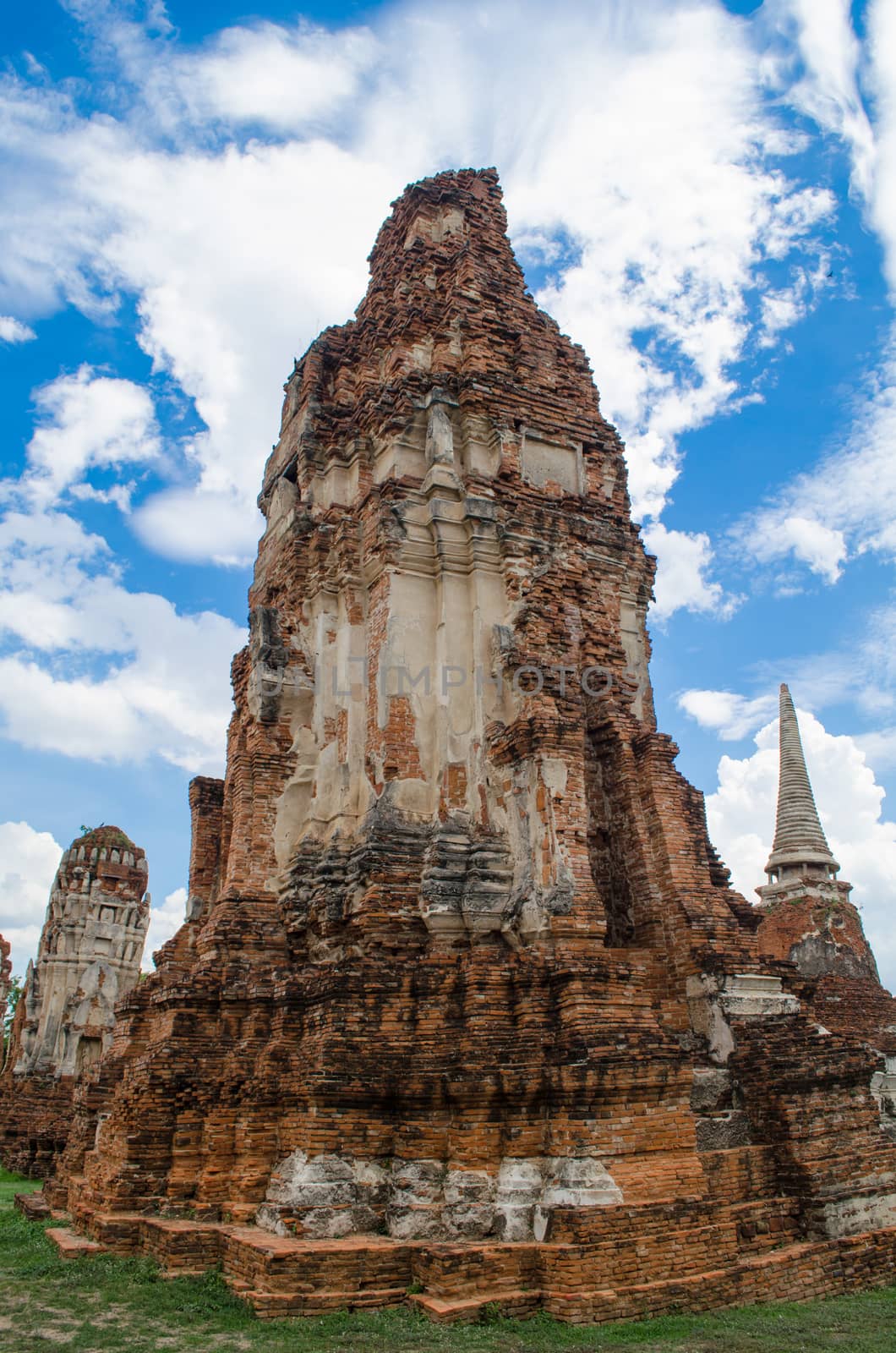 Wat Mahathat temple is located almost right in the center of Ayutthaya. The temple is believed to be built during the 14th century A.D.