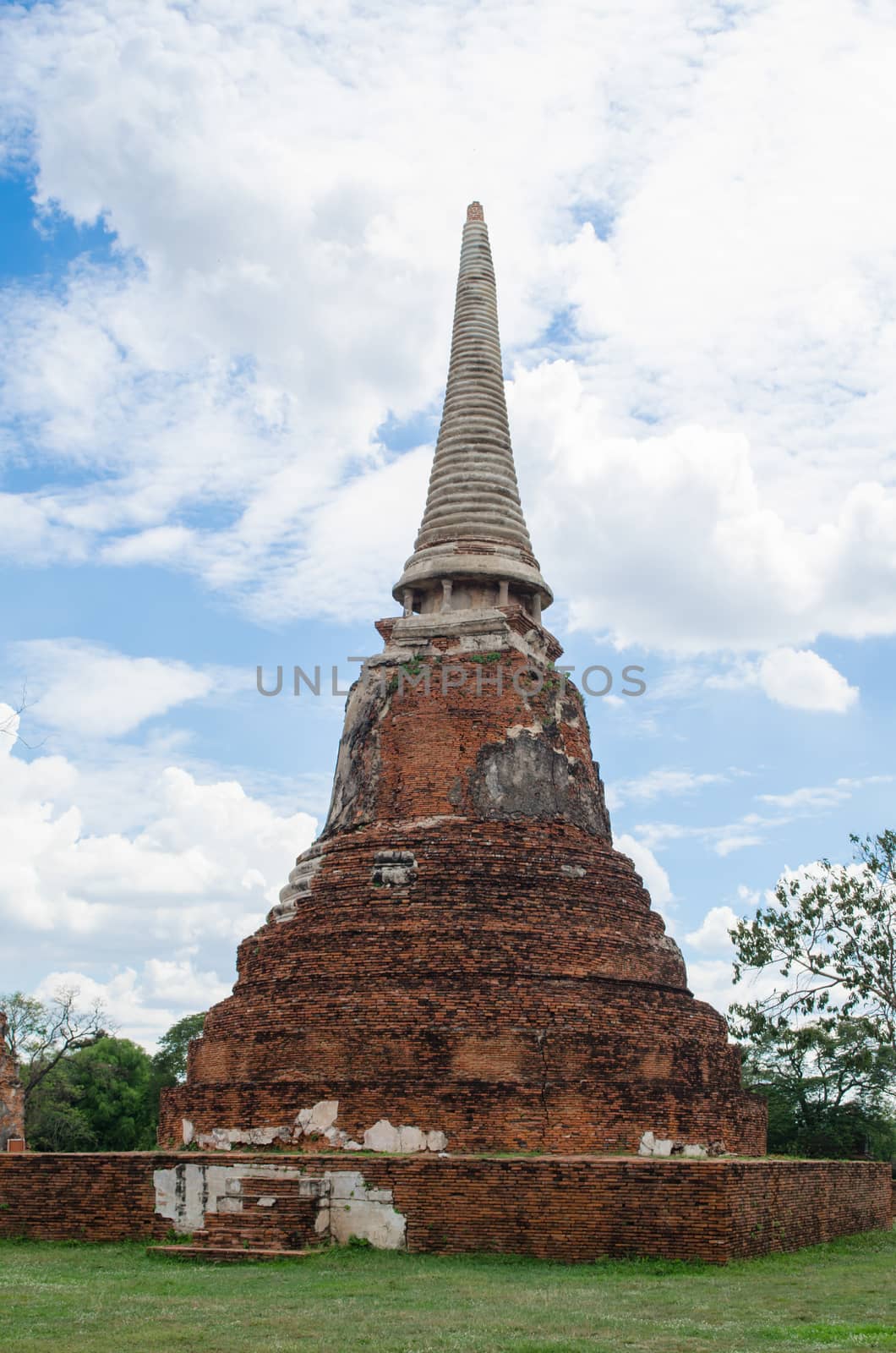 Wat Mahathat temple is located almost right in the center of Ayutthaya. The temple is believed to be built during the 14th century A.D.