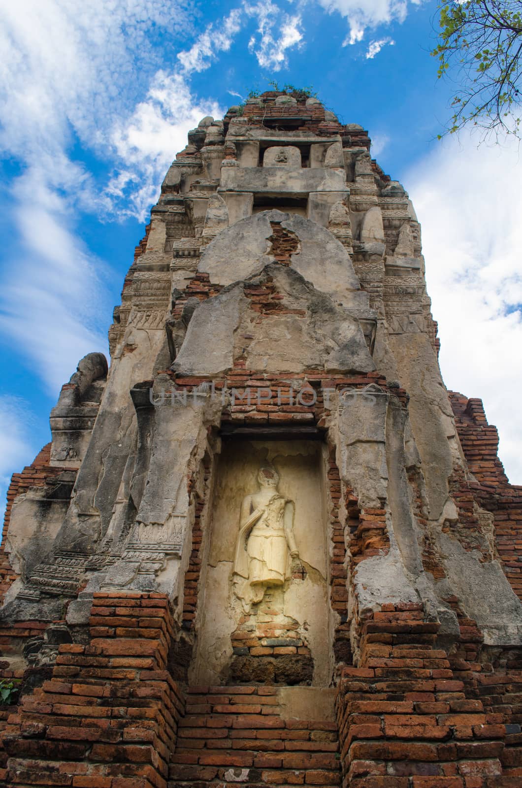 Wat Mahathat temple is located almost right in the center of Ayutthaya. The temple is believed to be built during the 14th century A.D.