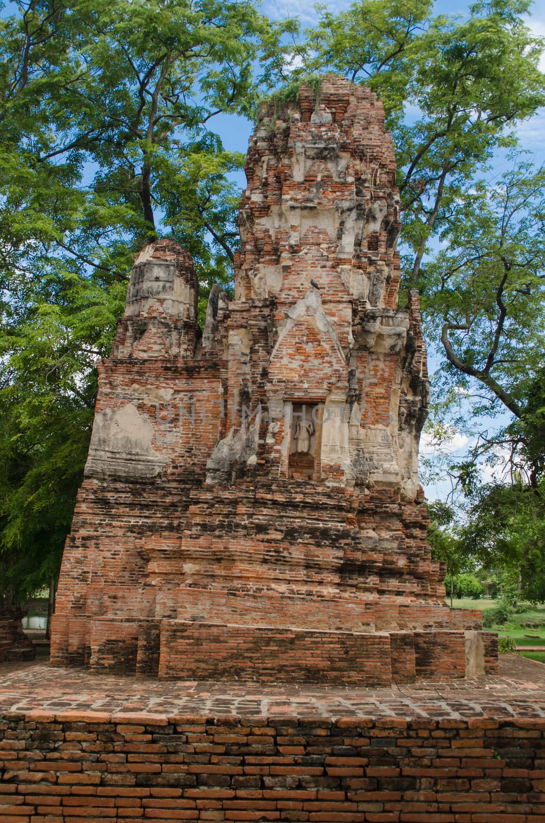 Wat Mahathat temple is located almost right in the center of Ayutthaya. The temple is believed to be built during the 14th century A.D.