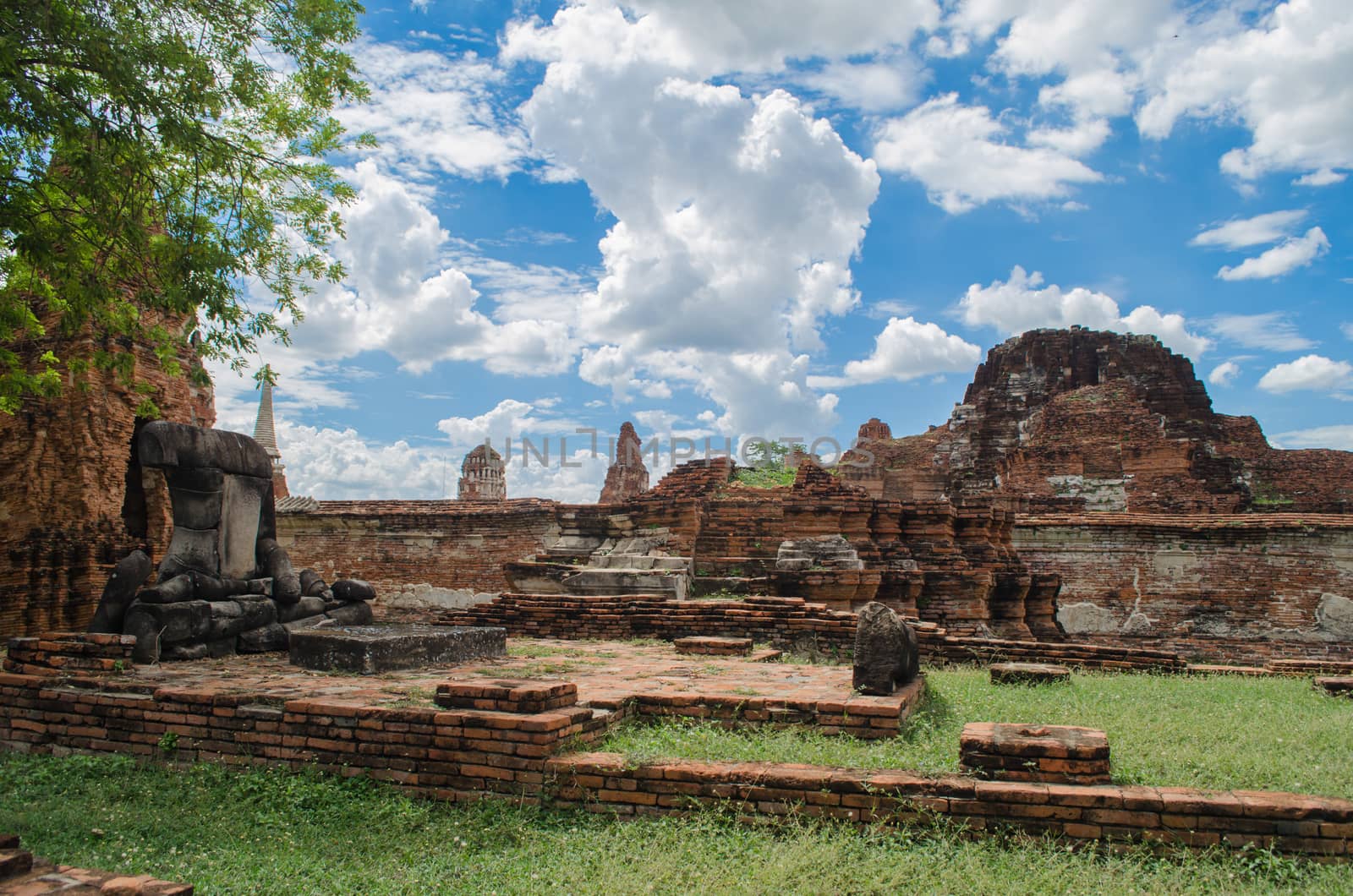 Wat Mahathat temple is located almost right in the center of Ayutthaya. The temple is believed to be built during the 14th century A.D.