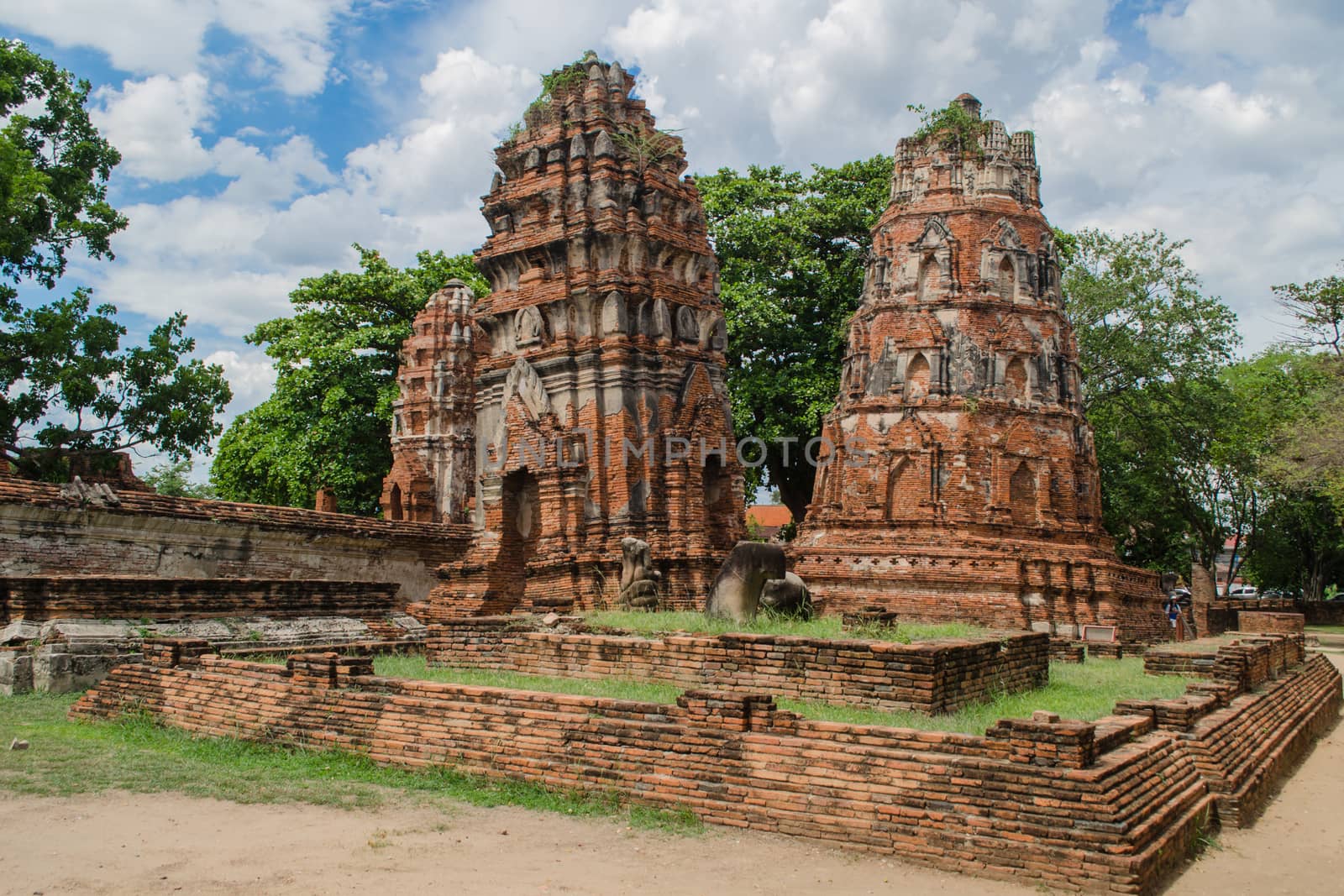Wat Mahathat temple is located almost right in the center of Ayutthaya. The temple is believed to be built during the 14th century A.D.