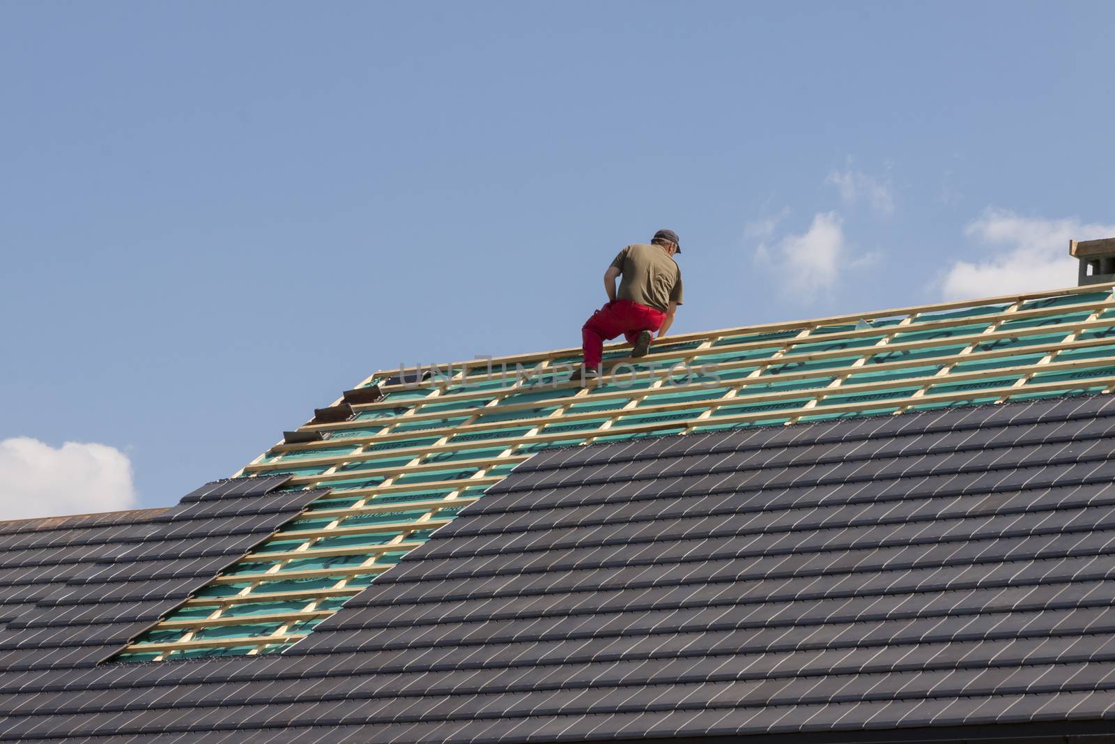Roofer in work by parys