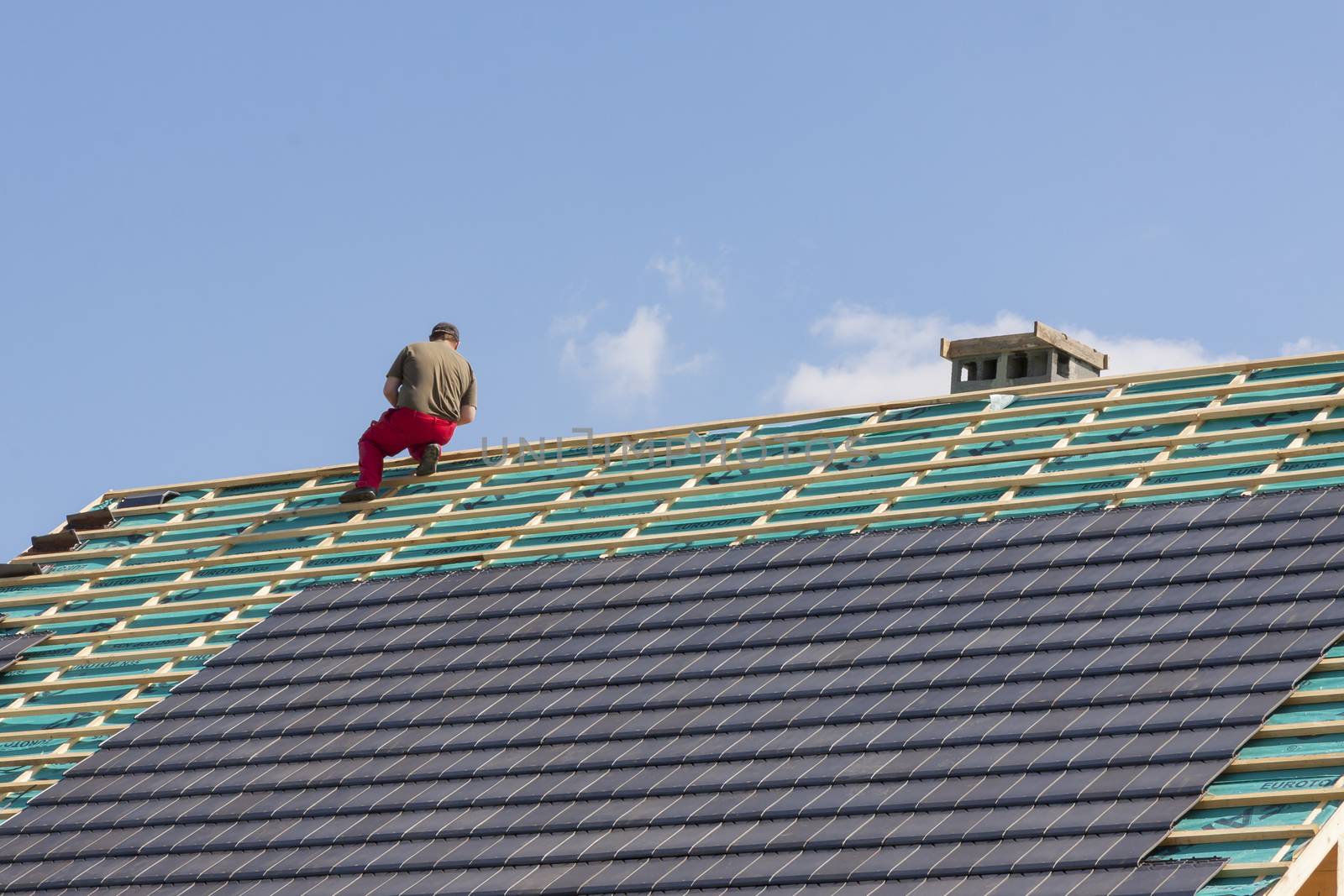 Roofer in work by parys
