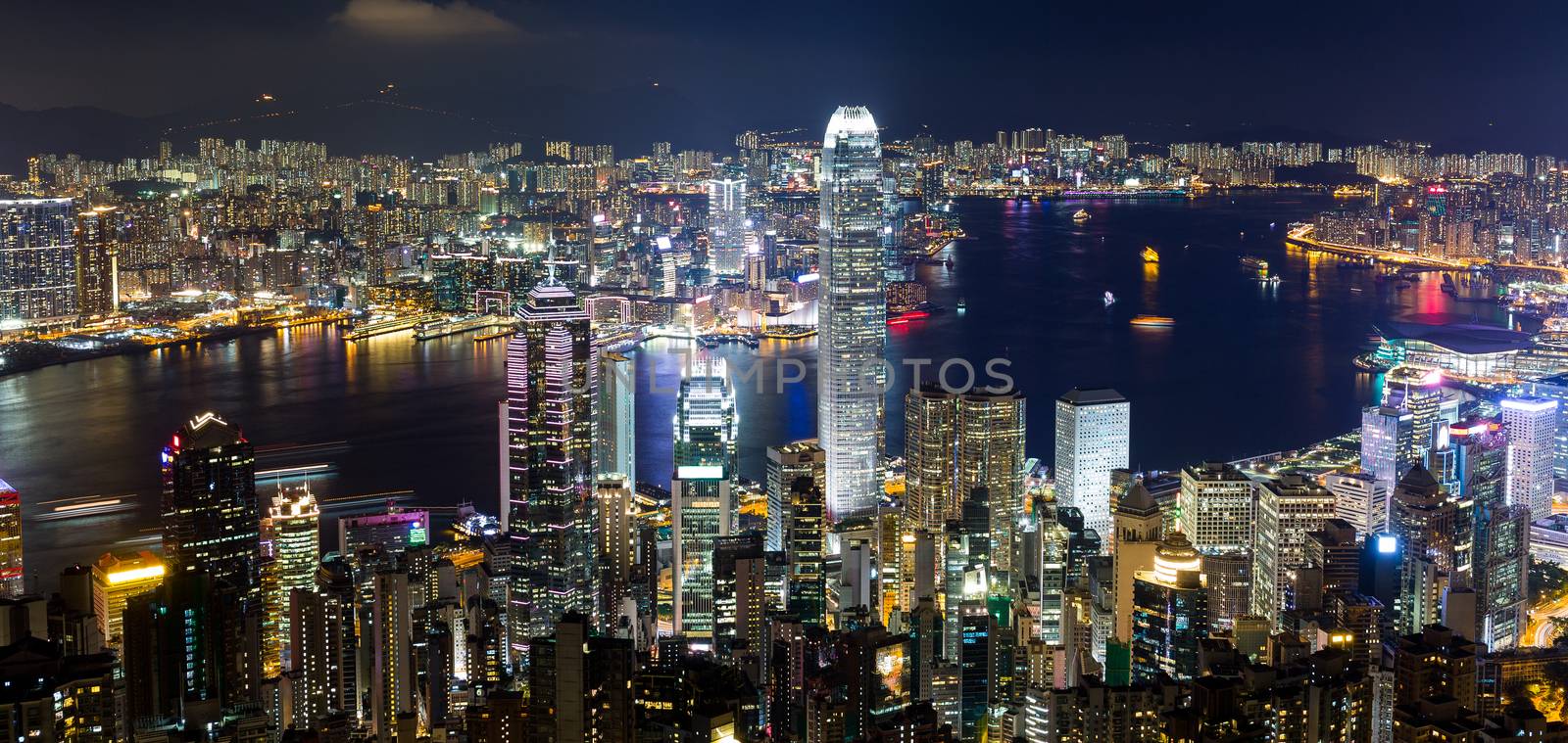 Hong Kong skyline at night by leungchopan