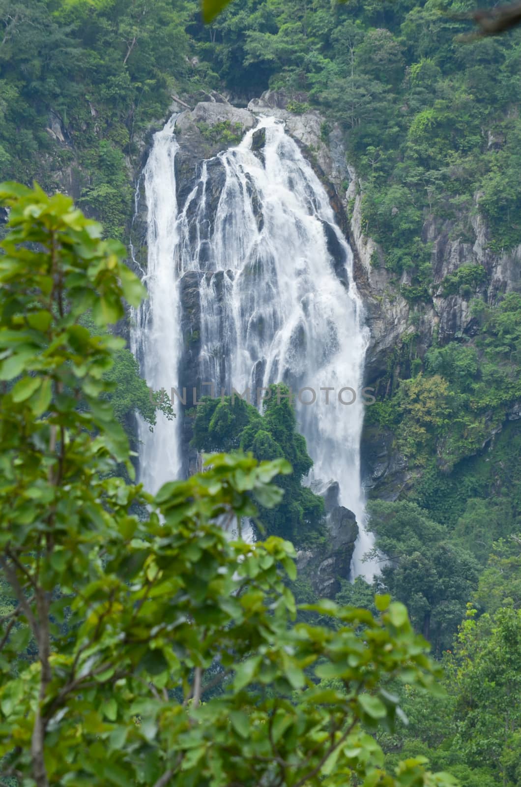 Klong lan Waterfall is big waterfall in thailand ,province Kampang phed