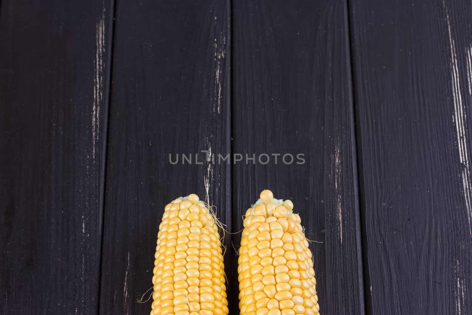 Raw corn on black by victosha