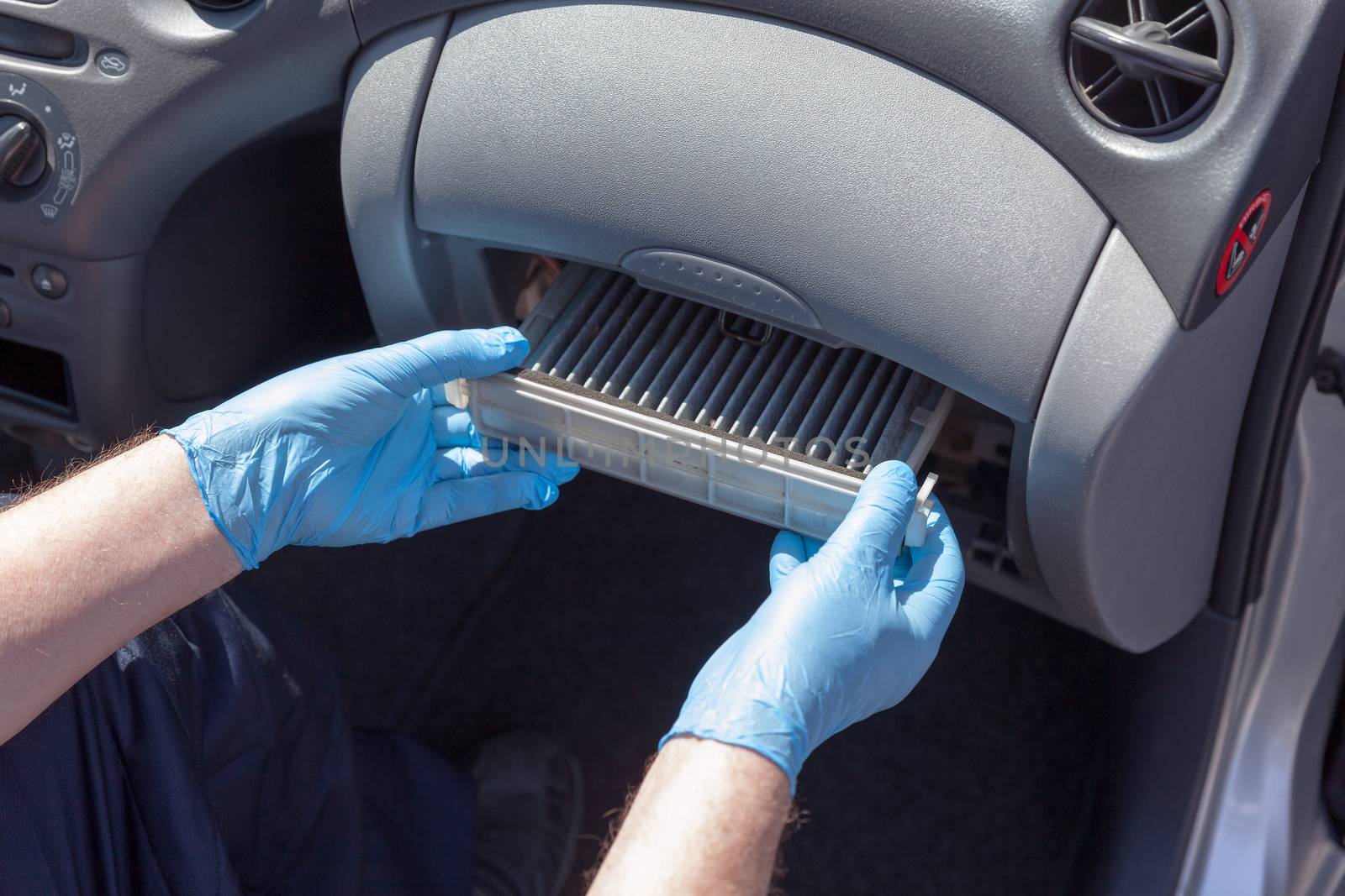 Replacing the cabin air filter by wellphoto