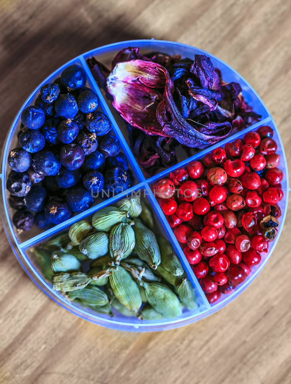 Hibiscus,pink pepper,cardamon  to make Gin tonic