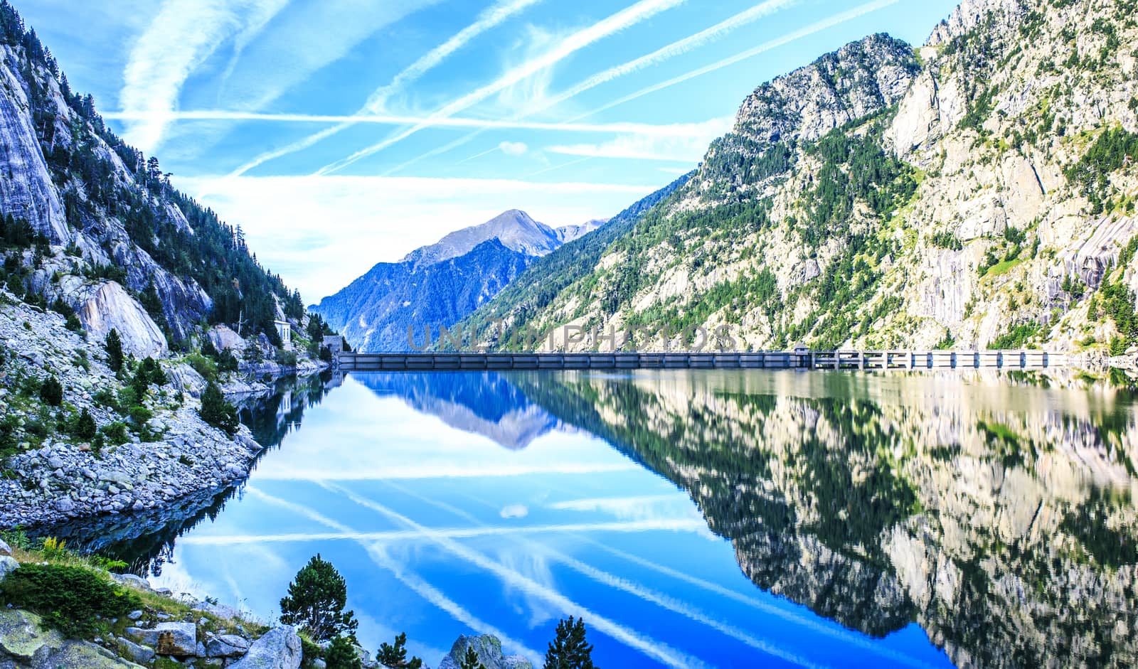 mountains and lake sited in  the Pirineos