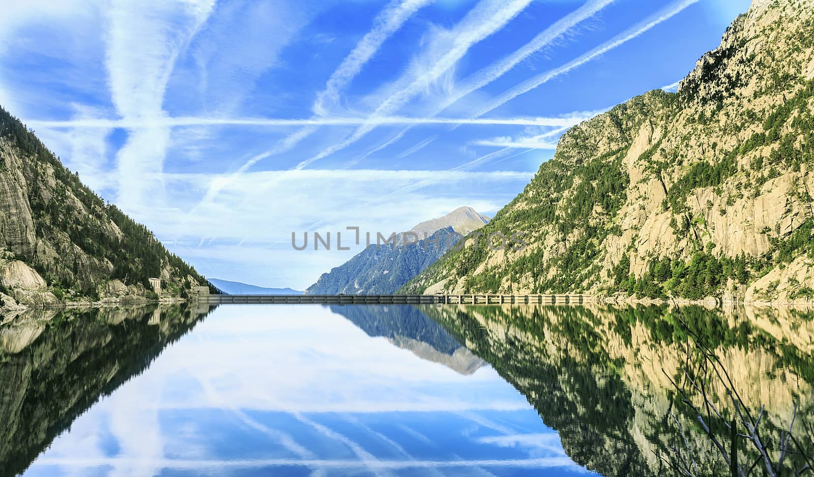 mountains and lake sited in  the Pirineos