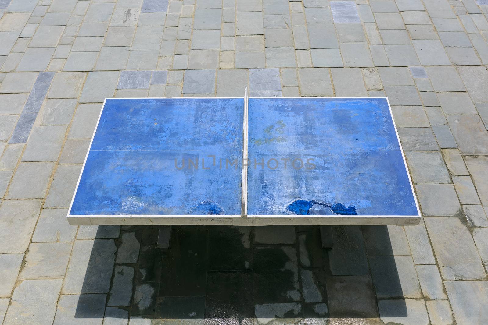 Blue ping pong table sited on the street by nachrc2001