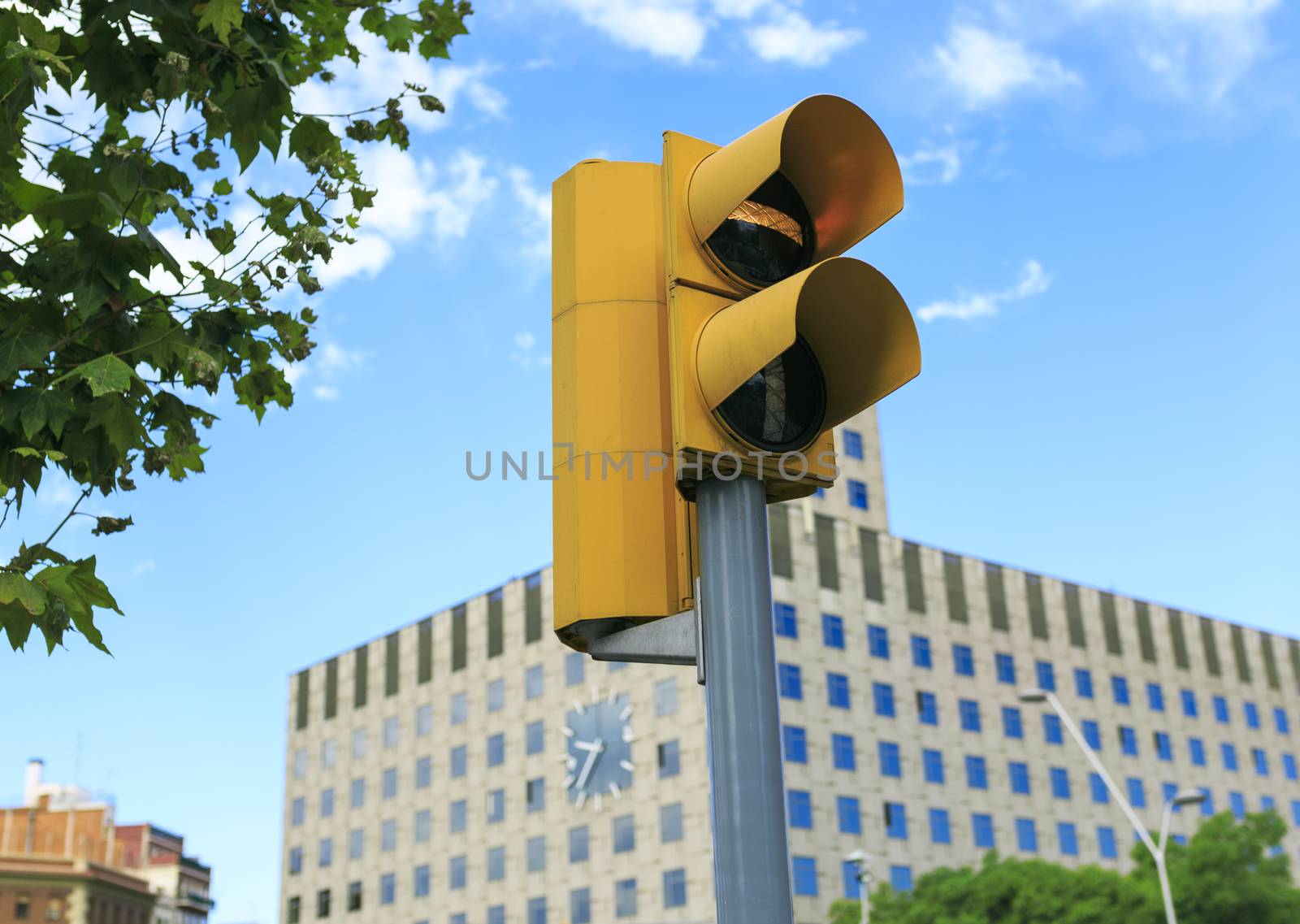 Stoplight sited on a street of Barcelona by nachrc2001