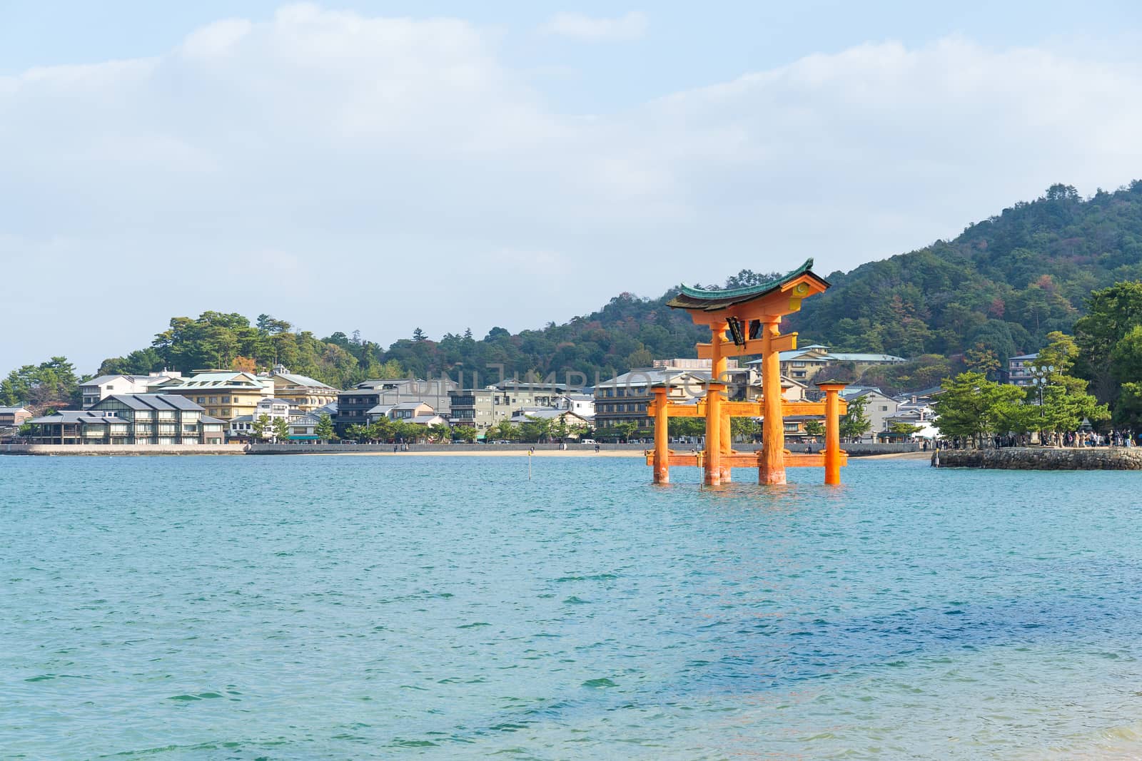 Floating torii gate in Itsukushima by leungchopan