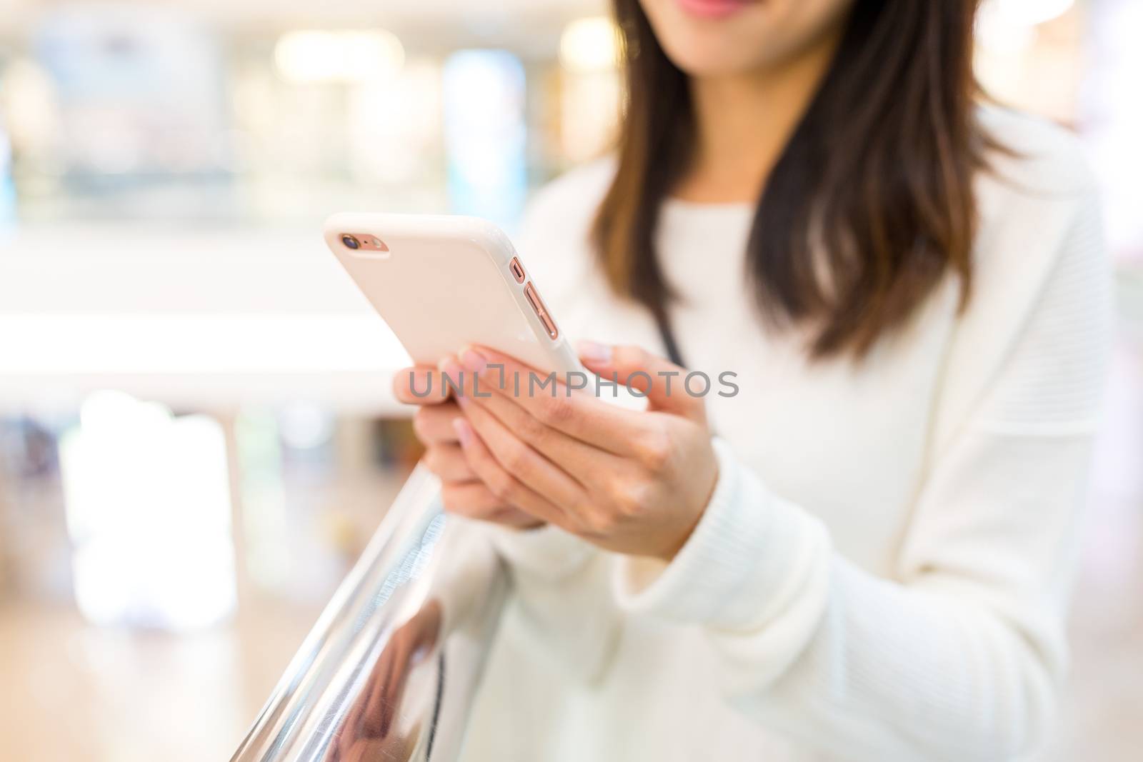 Woman sending sms on cellphone by leungchopan