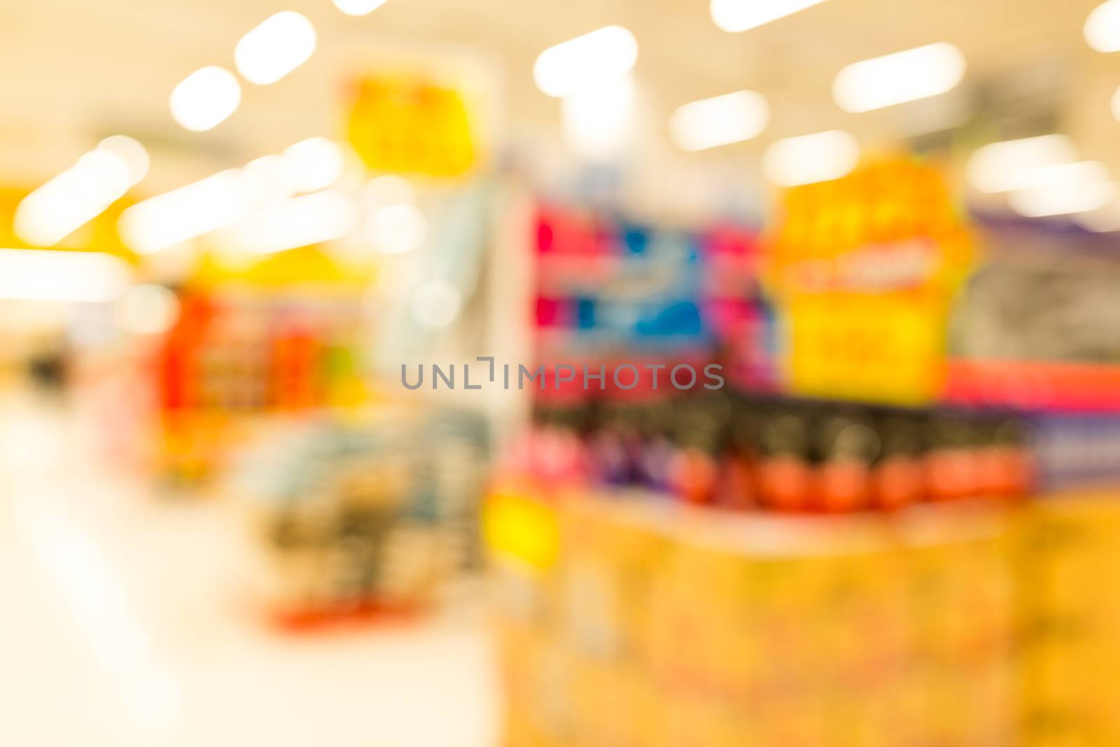 Defocused of supermarket store by leungchopan