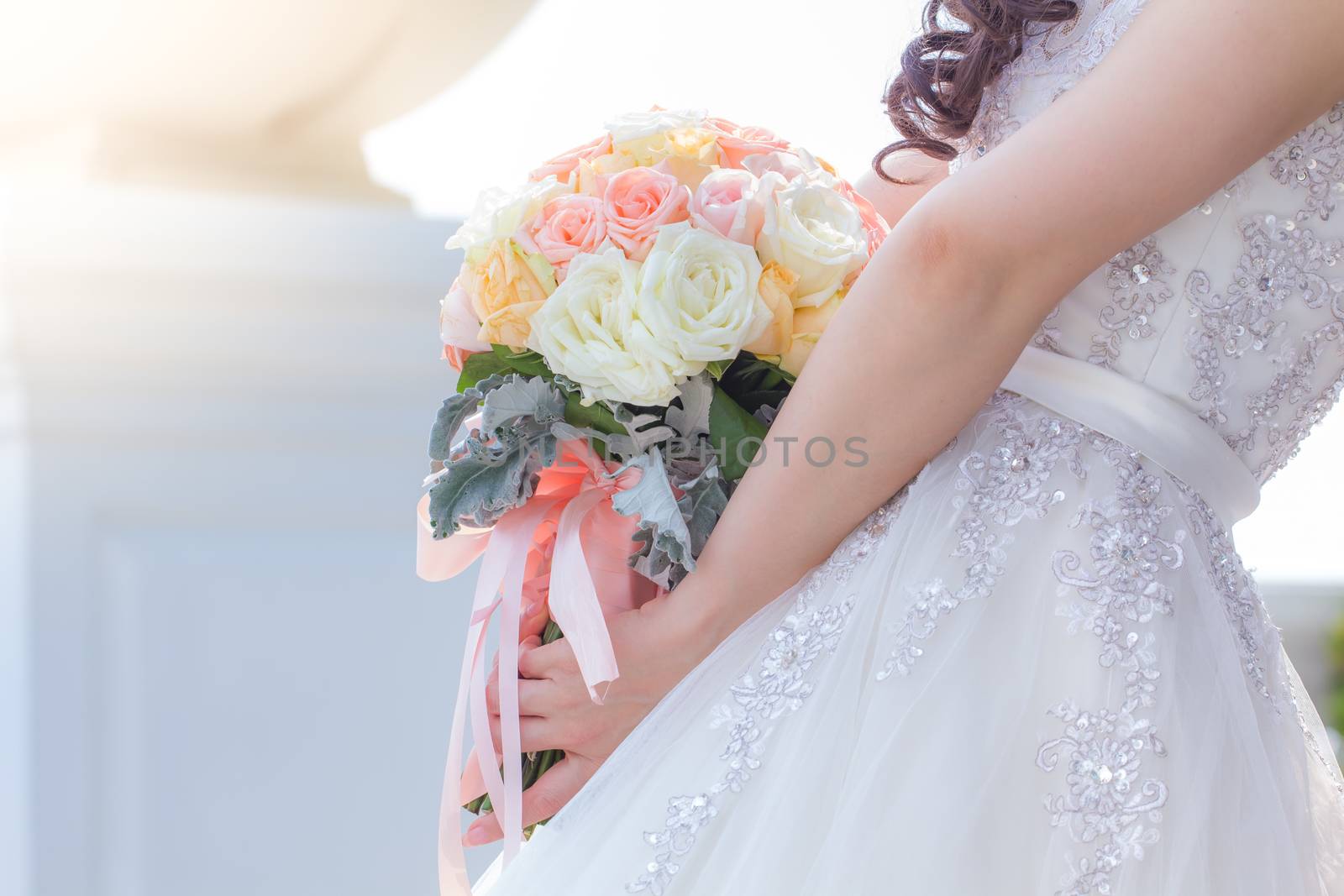 Bride holding a bouquet of flowers to the wedding colors vintage.