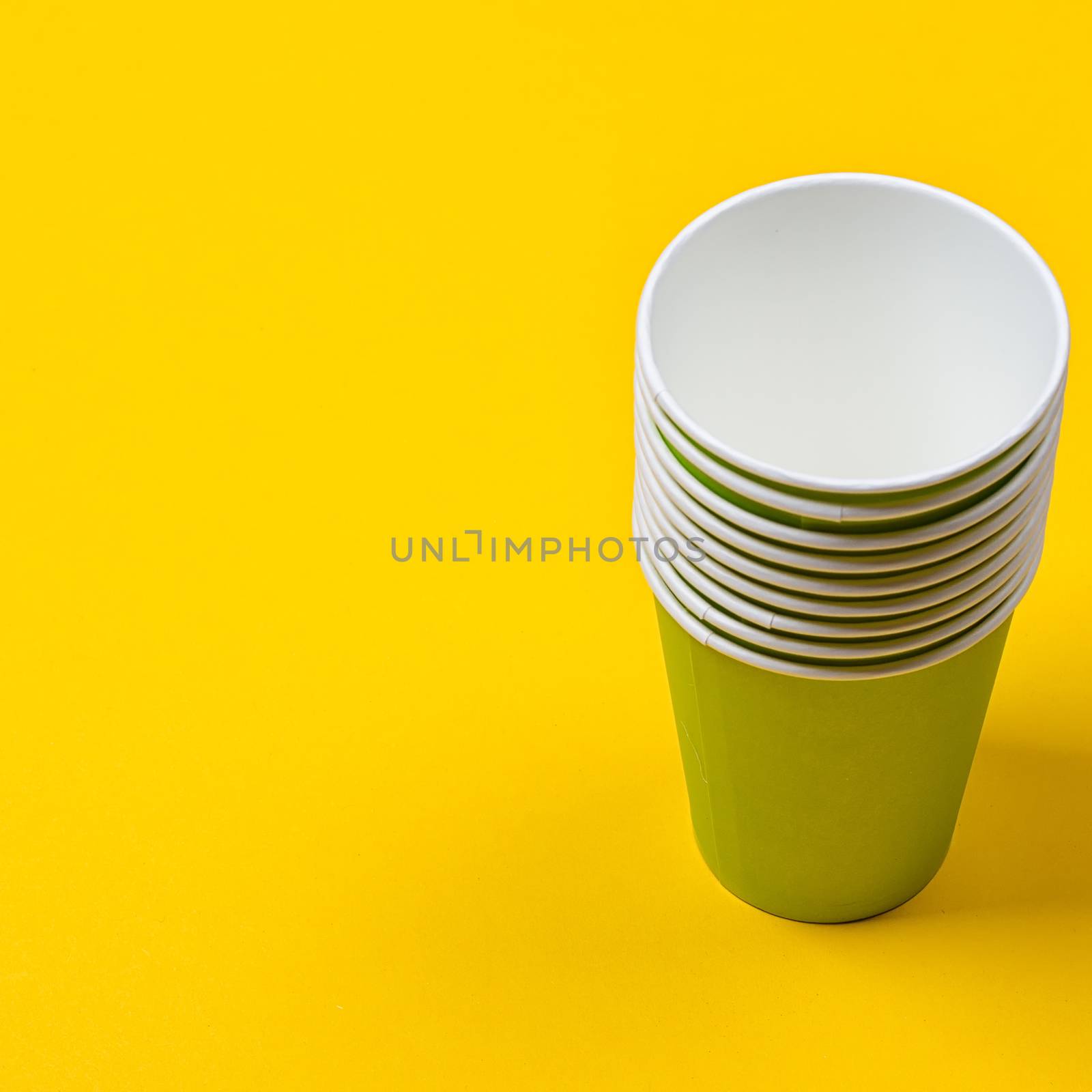 Set of green paper cups by victosha