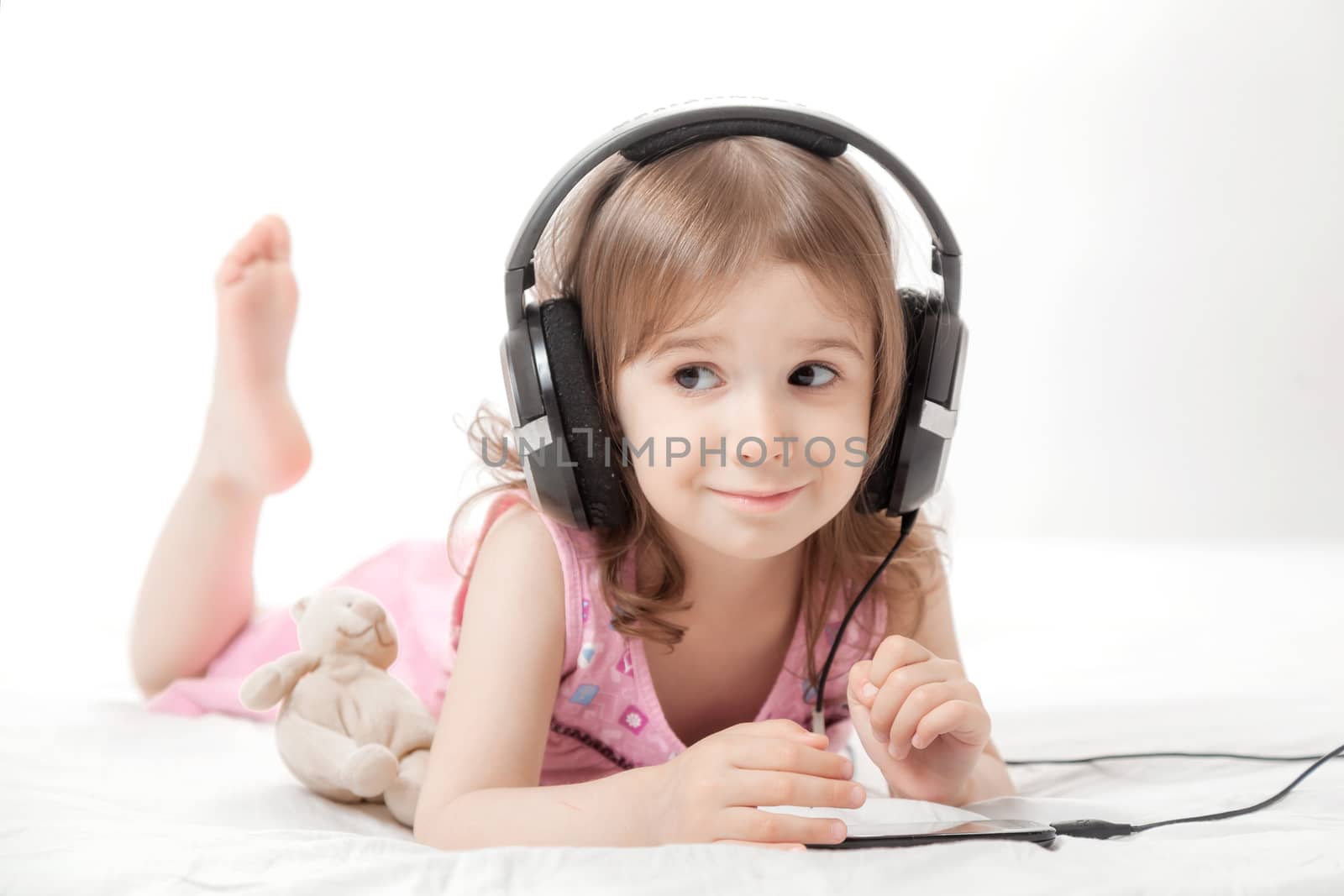 the little girl listens to music by sveter