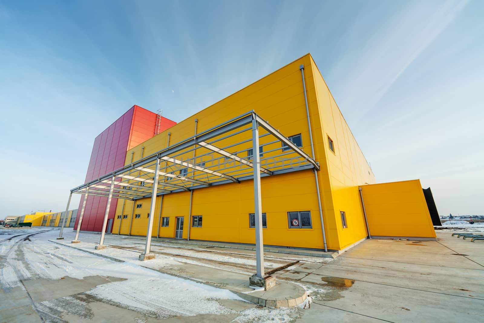 Industrial hall with aluminum facade and panels