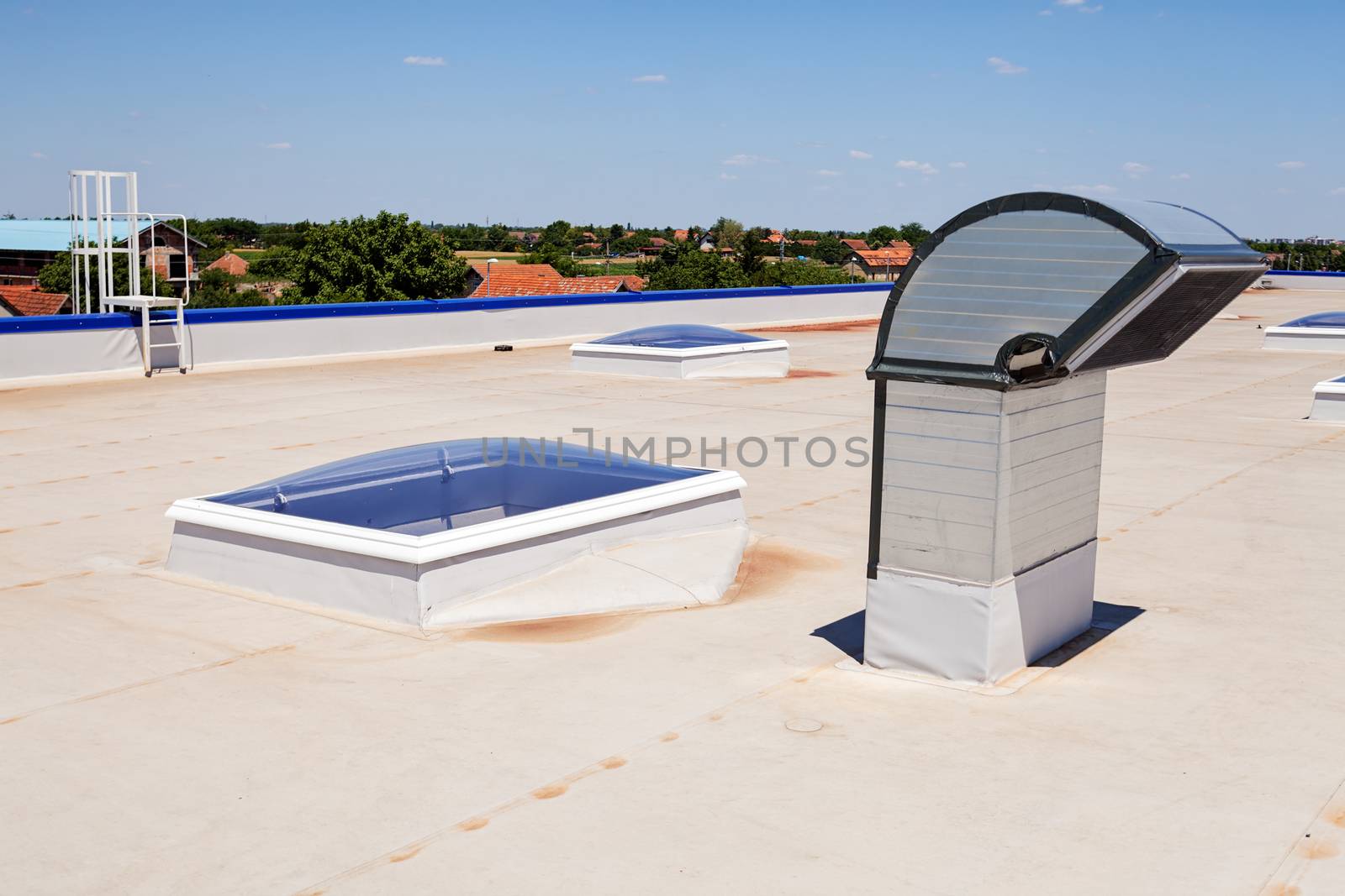 Flat roof with skylight and hydro insulation membranes