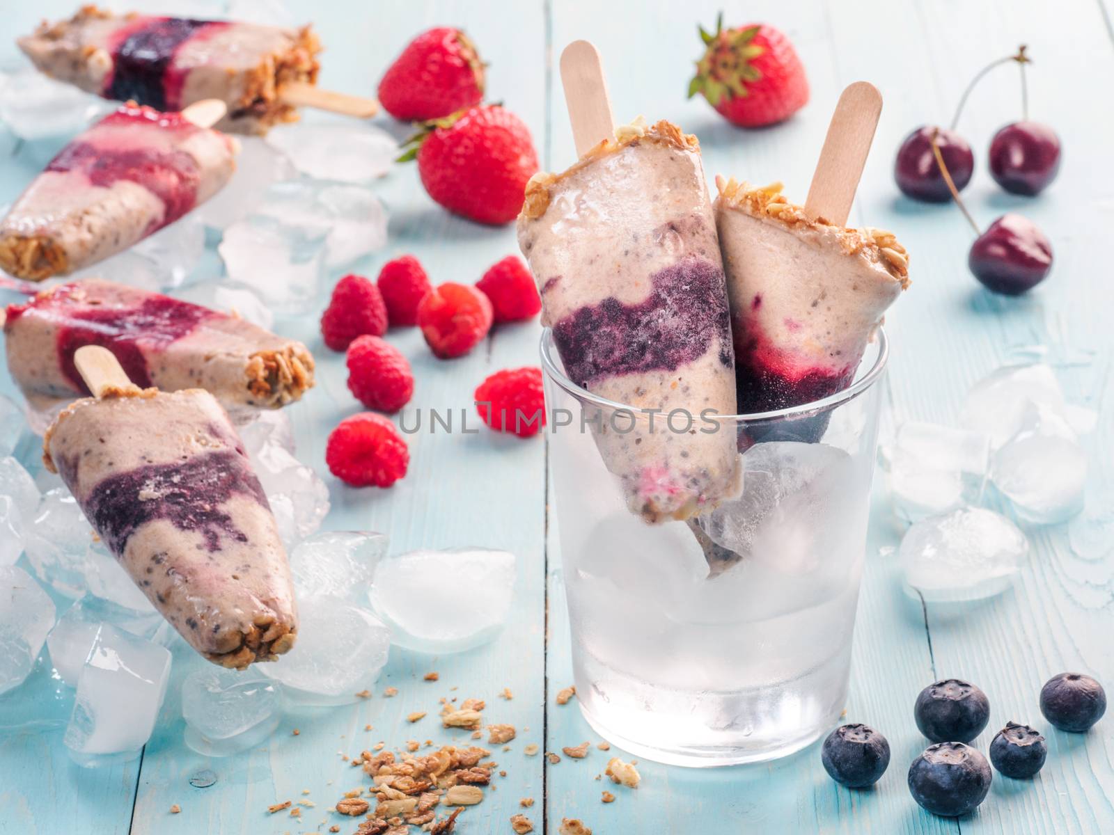 Popsicles with berries, granola and chia seeds by fascinadora