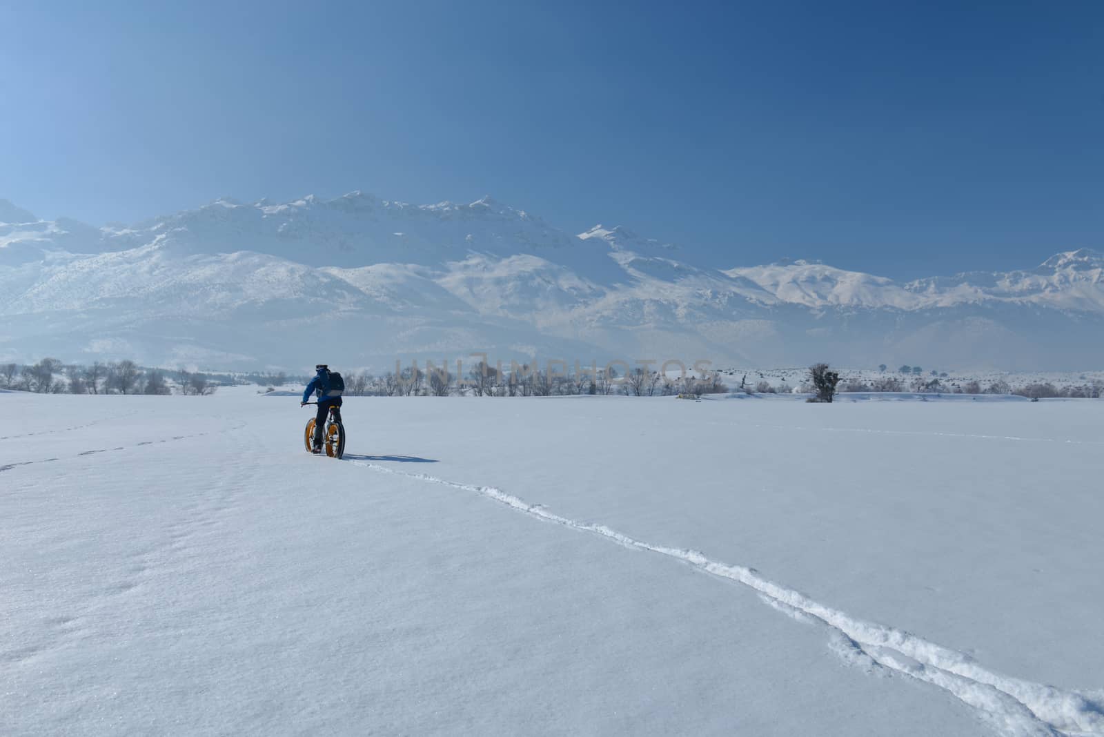 driving with a fat bike in snowy places