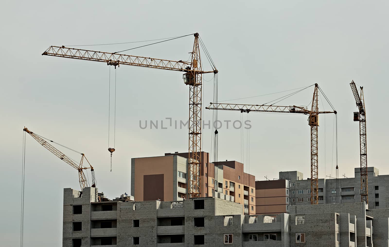 Construction of a multi-storey apartment house made of bricks.