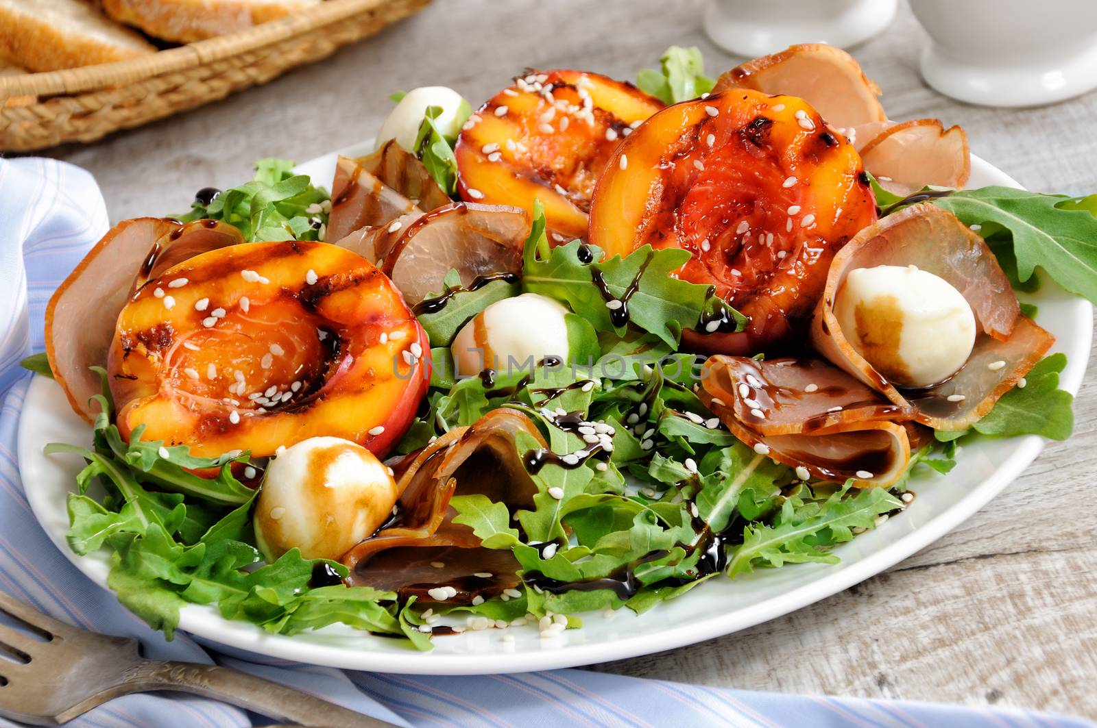 Salad with dried ham, grilled nectarine, mozzarella and arugula