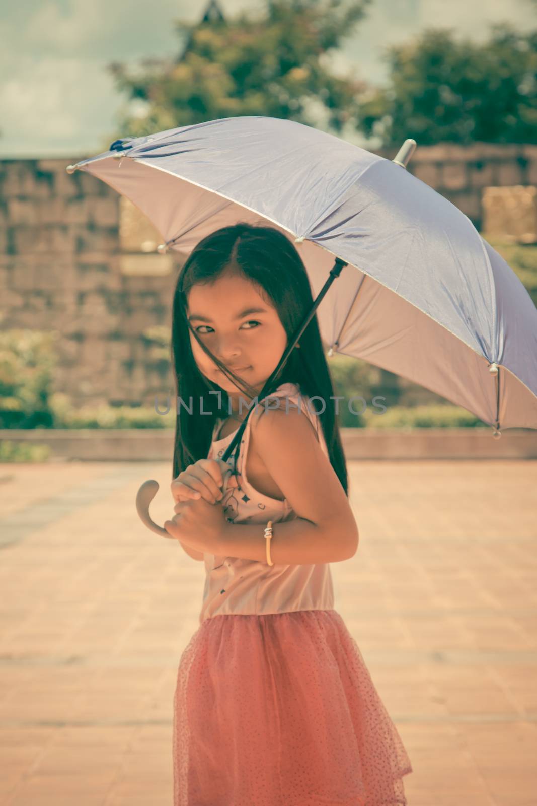 Cute girl standing in fashion photo in the sun