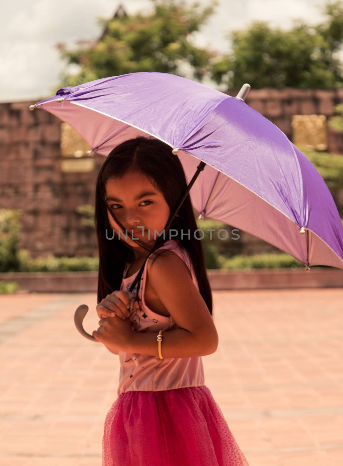 Cute girl standing in fashion photo in the sun