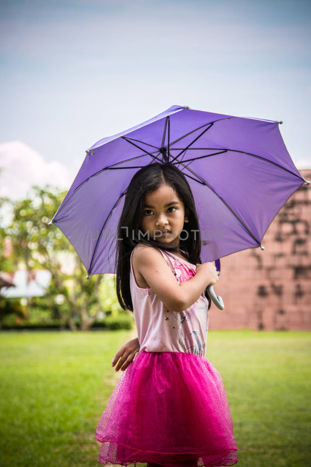 Cute girl standing in fashion photo in the sun