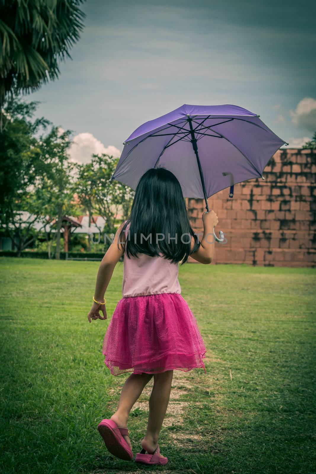 Cute girl standing in fashion photo in the sun